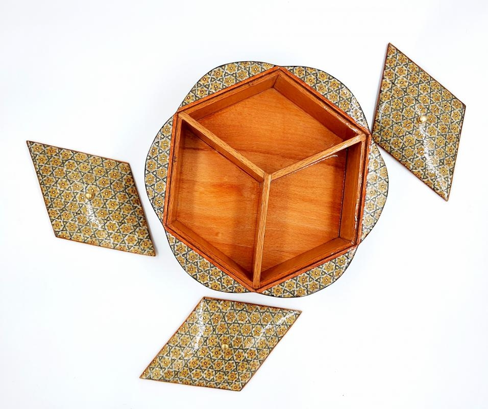 İran’ın%203%20Kapılı%20Hatem Şekerlik%20Ebat:%20(26%20x%2026)%20cm