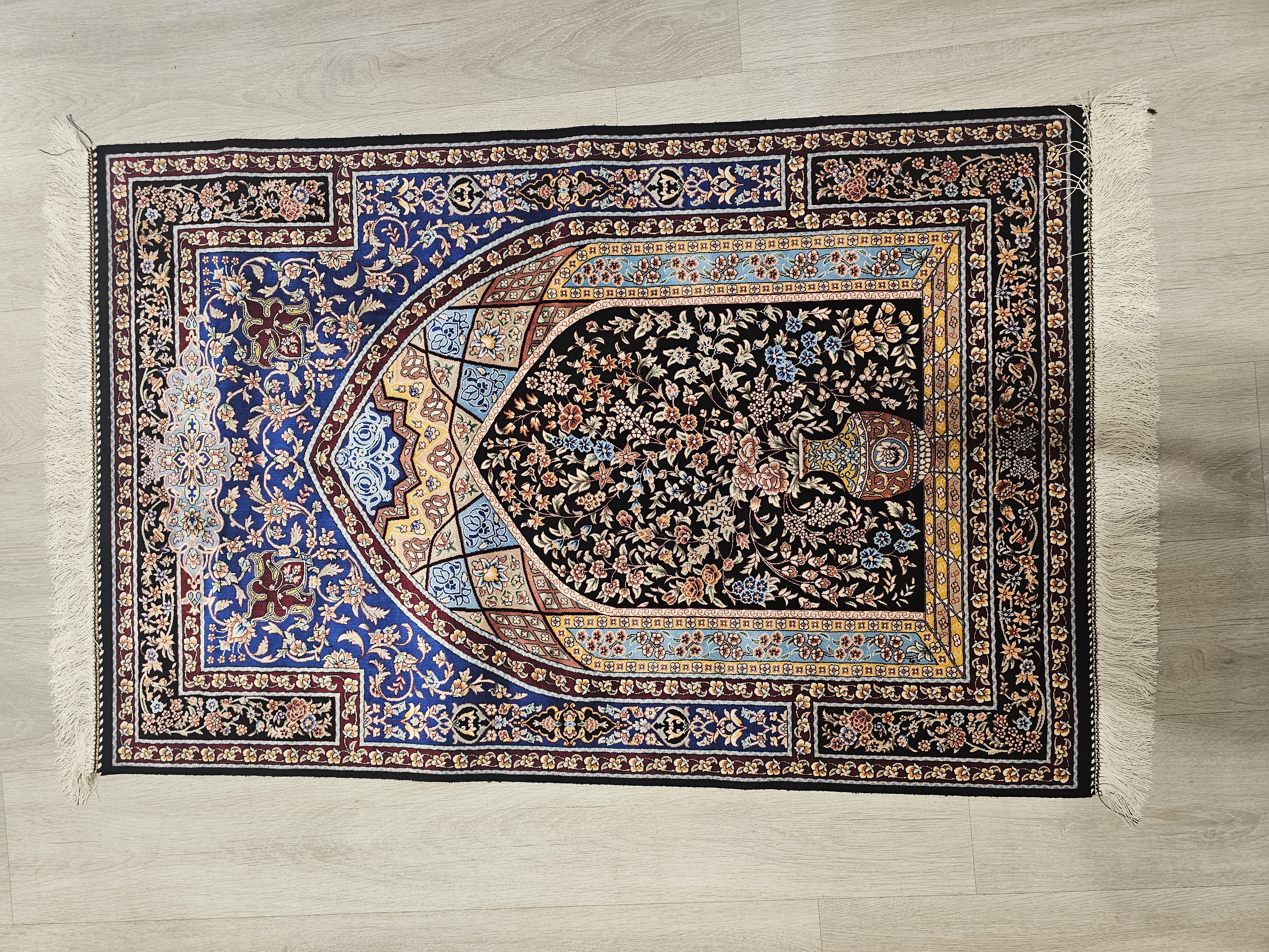Makina%20İpek%20Seccade%20–%20Mihrab%20ve%20Vazo%20Desenli%20–%2080×120%20cm