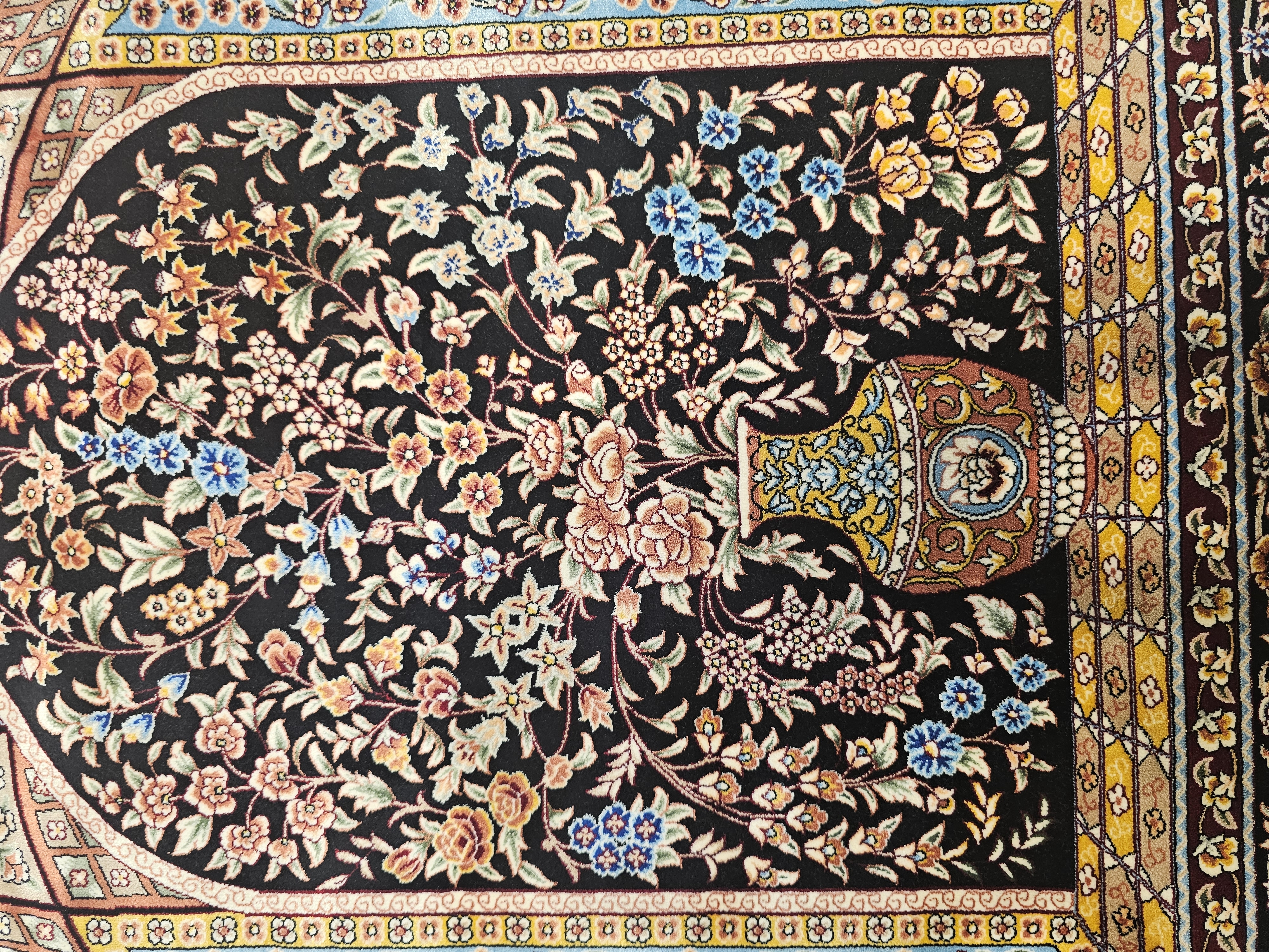 Makina%20İpek%20Seccade%20–%20Mihrab%20ve%20Vazo%20Desenli%20–%2080×120%20cm