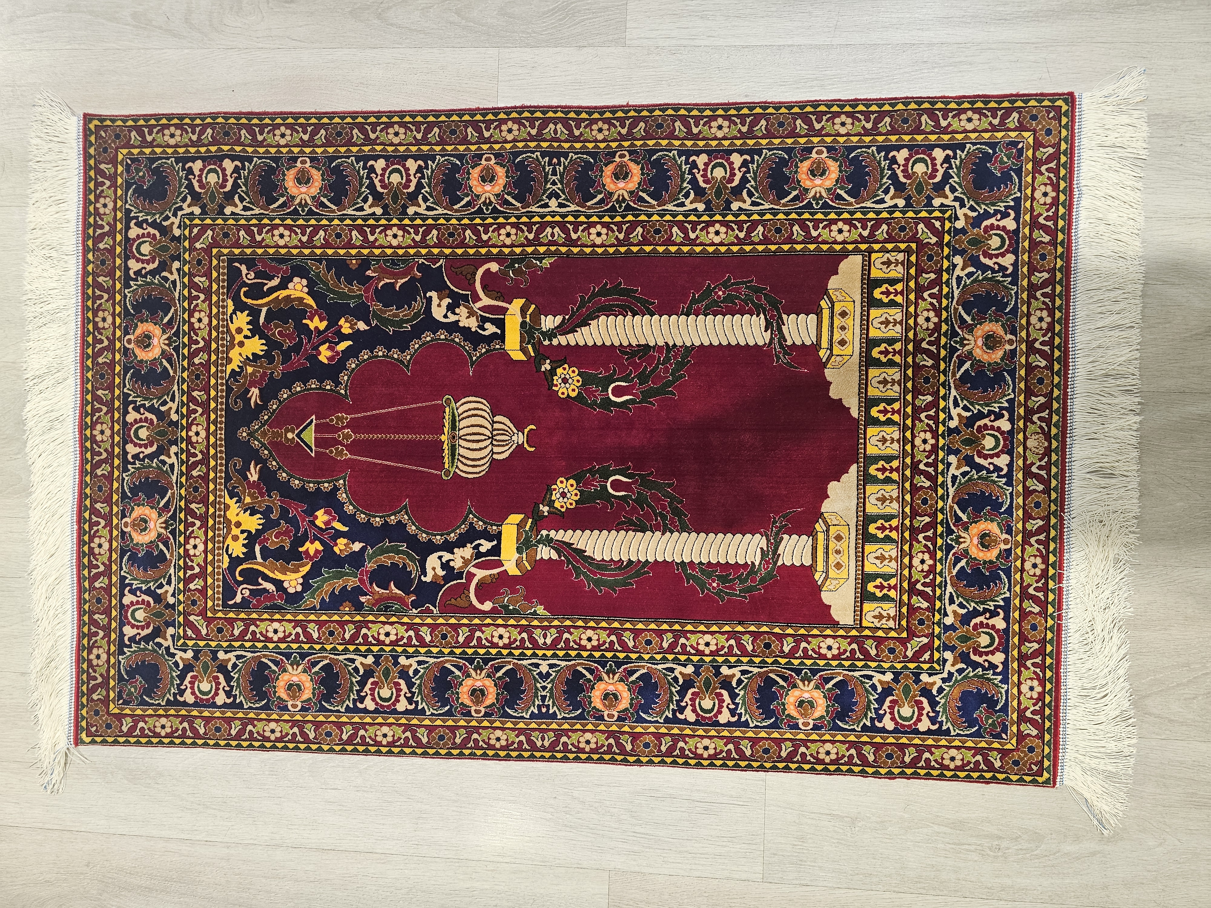 Makina%20İpek%20Seccade%20–%20Kırmızı%20Mihrab%20ve%20Sütun%20Deseni