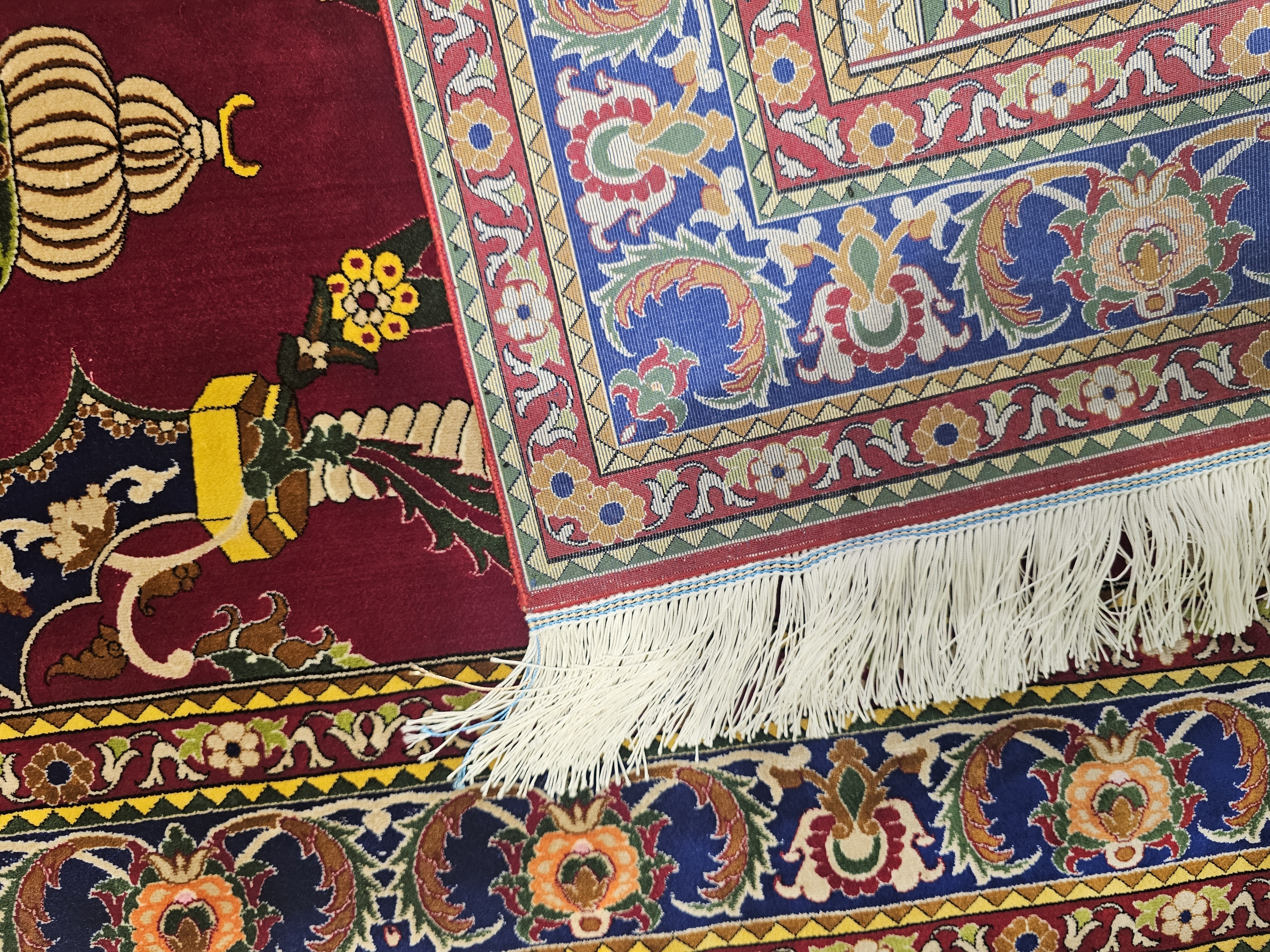 Makina%20İpek%20Seccade%20–%20Kırmızı%20Mihrab%20ve%20Sütun%20Deseni