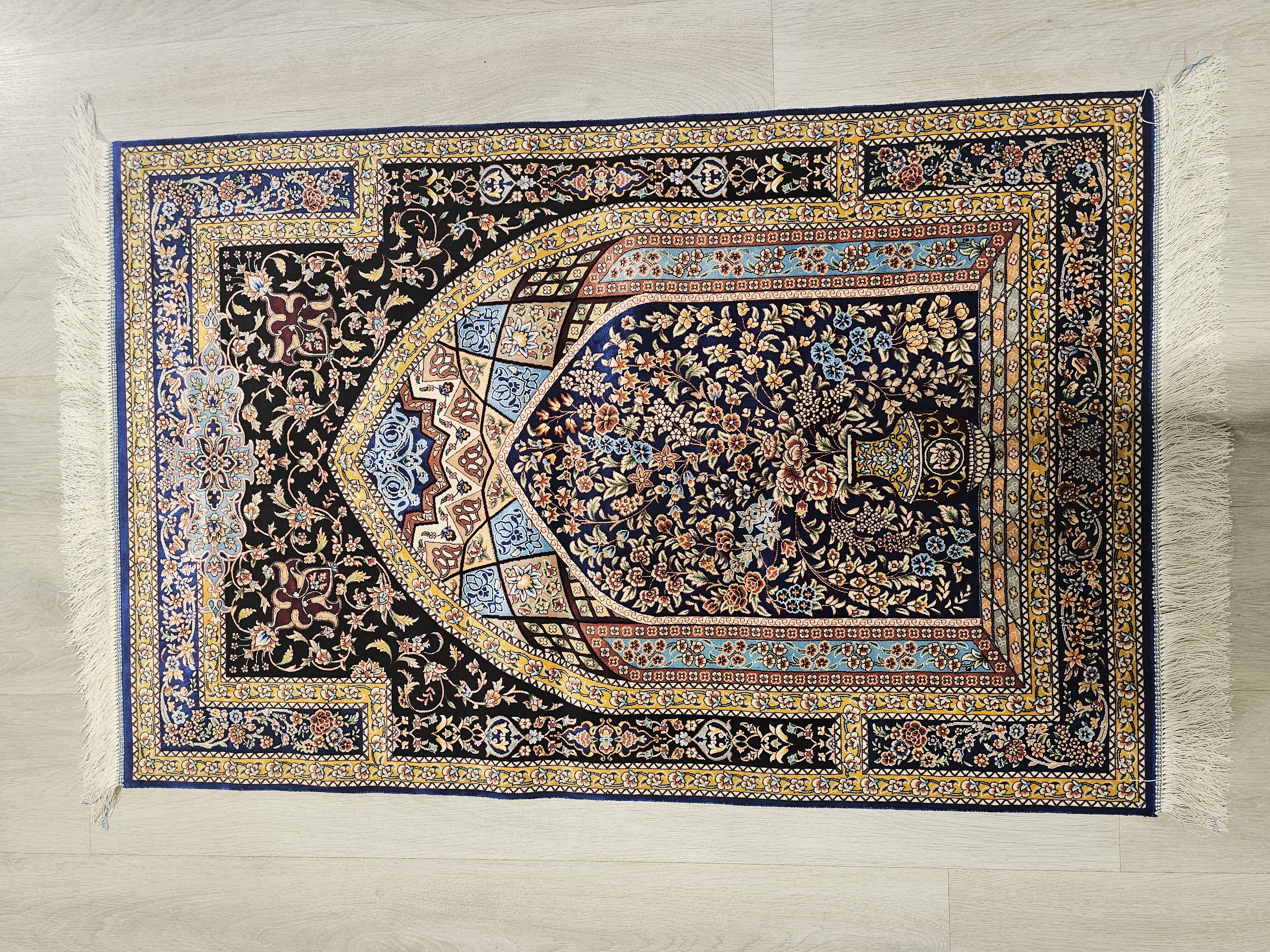 Makina%20İpek%20Seccade%20–%20Mihrab%20ve%20Çiçek%20Vazo%20Deseni%20–%2080×120%20cm