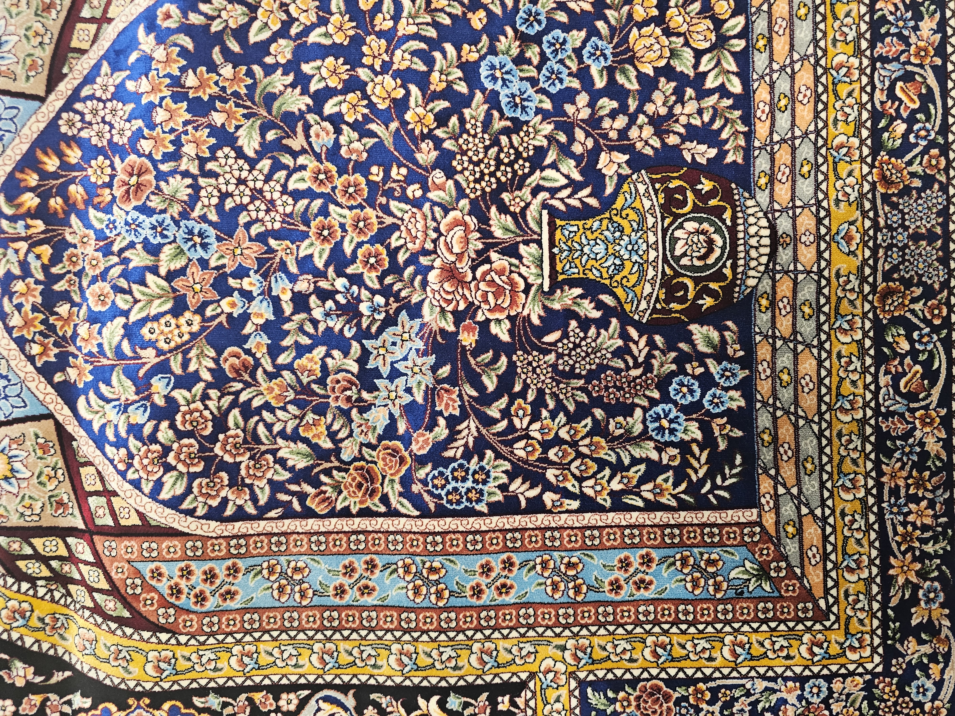 Makina%20İpek%20Seccade%20–%20Mihrab%20ve%20Çiçek%20Vazo%20Deseni%20–%2080×120%20cm