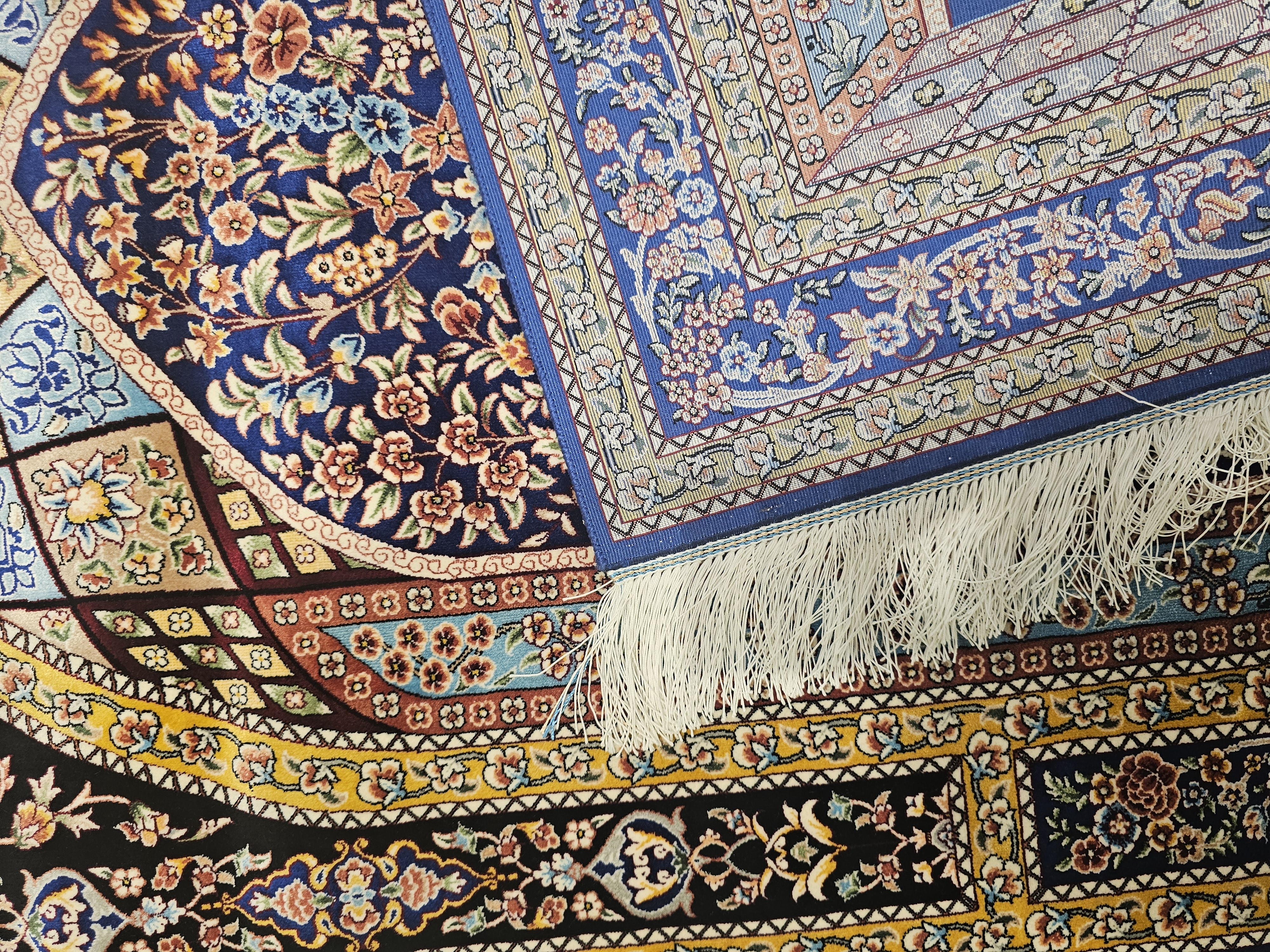 Makina%20İpek%20Seccade%20–%20Mihrab%20ve%20Çiçek%20Vazo%20Deseni%20–%2080×120%20cm