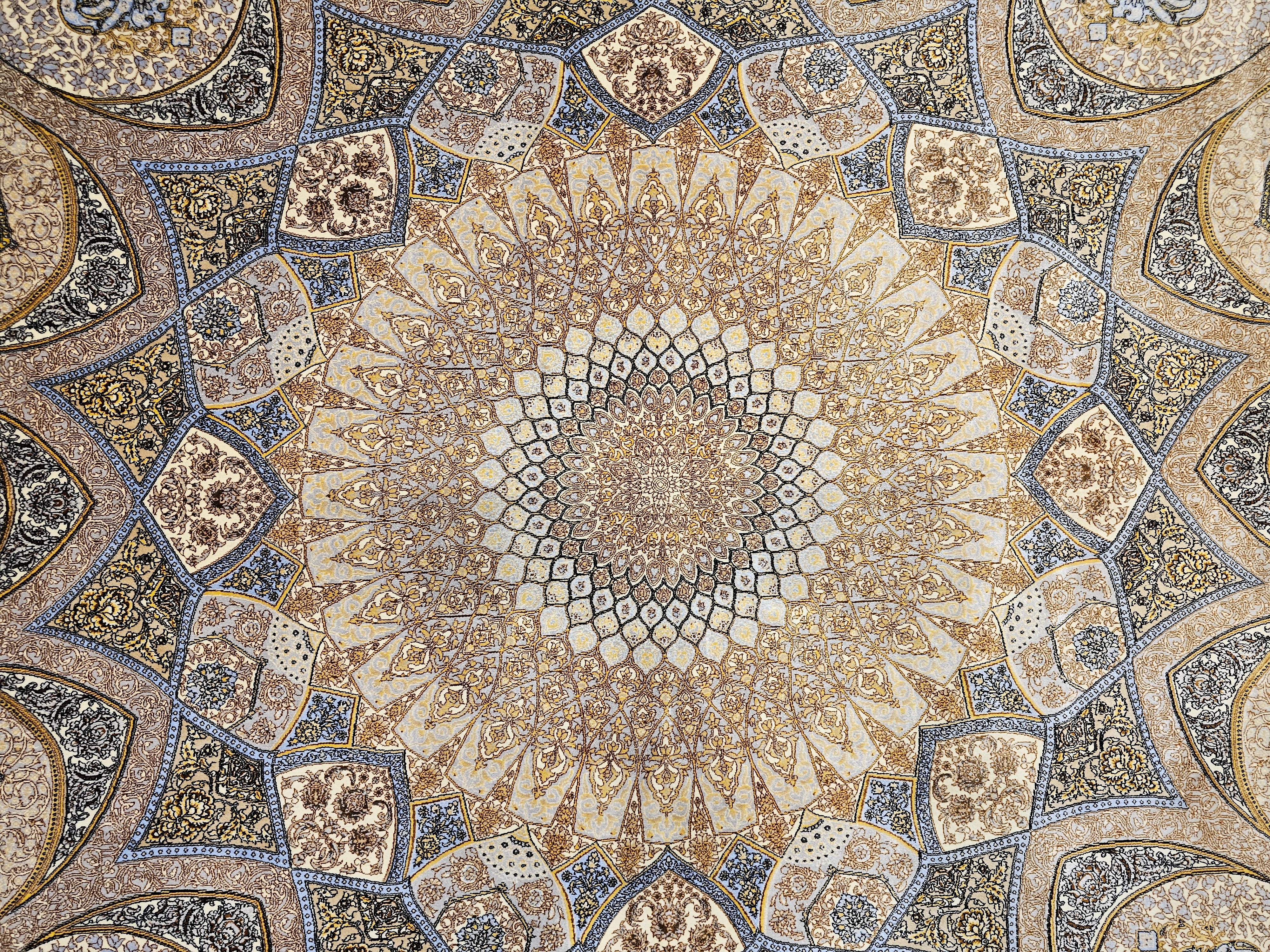 İpek%20Görünümlü%20Makine%20Halısı%20|%20150×225%20cm%20–%20Klasik%20Medalyon%20Desen%20