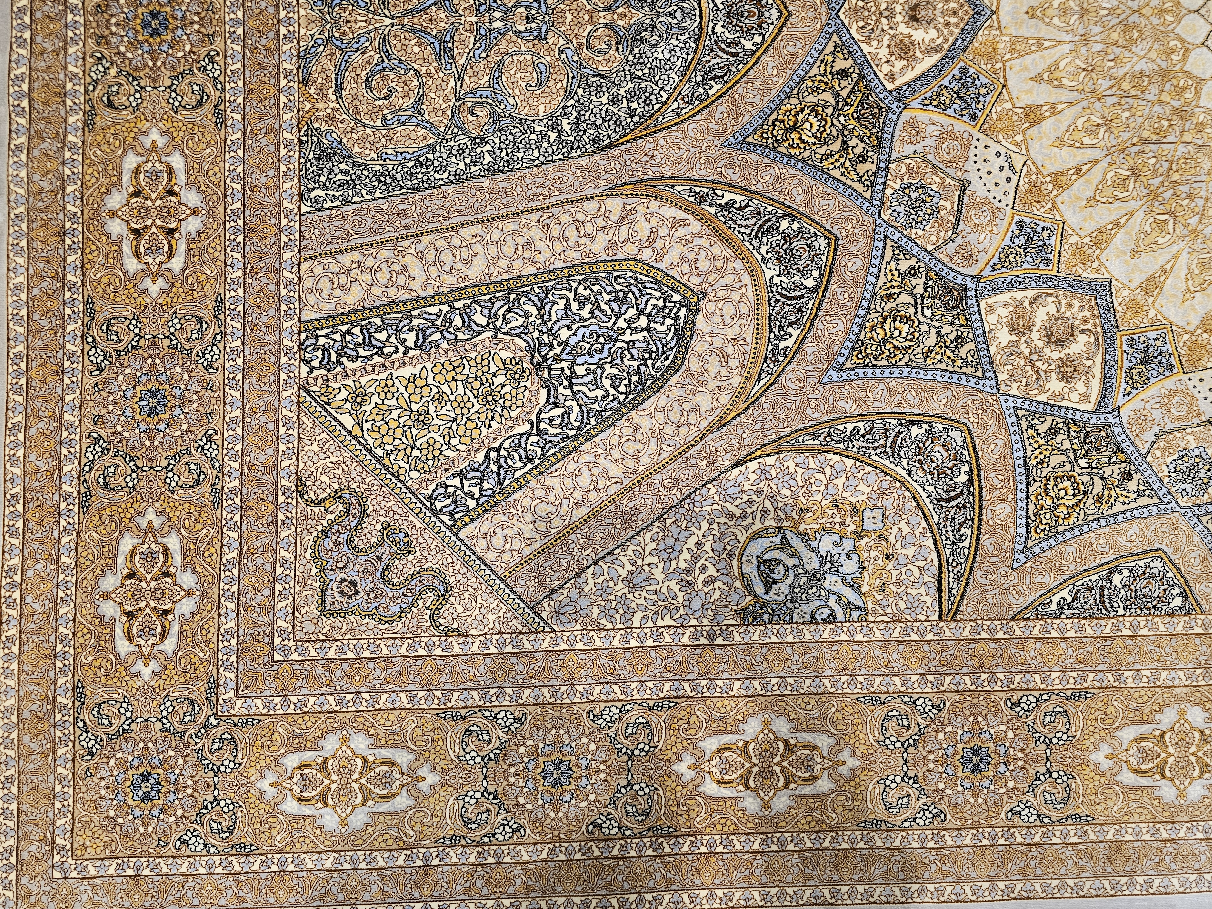 İpek%20Görünümlü%20Makine%20Halısı%20|%20150×225%20cm%20–%20Klasik%20Medalyon%20Desen%20