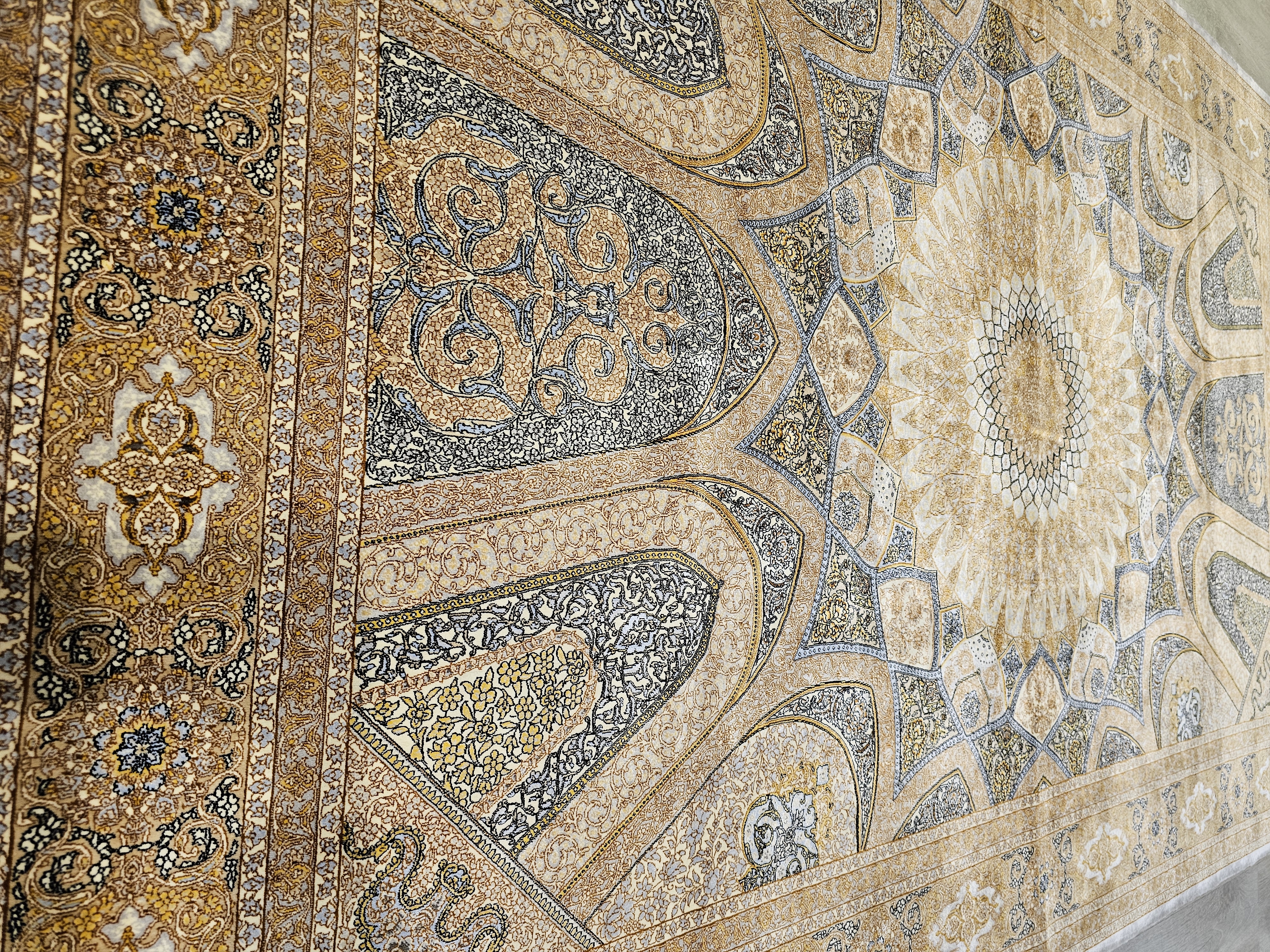 İpek%20Görünümlü%20Makine%20Halısı%20|%20150×225%20cm%20–%20Klasik%20Medalyon%20Desen%20