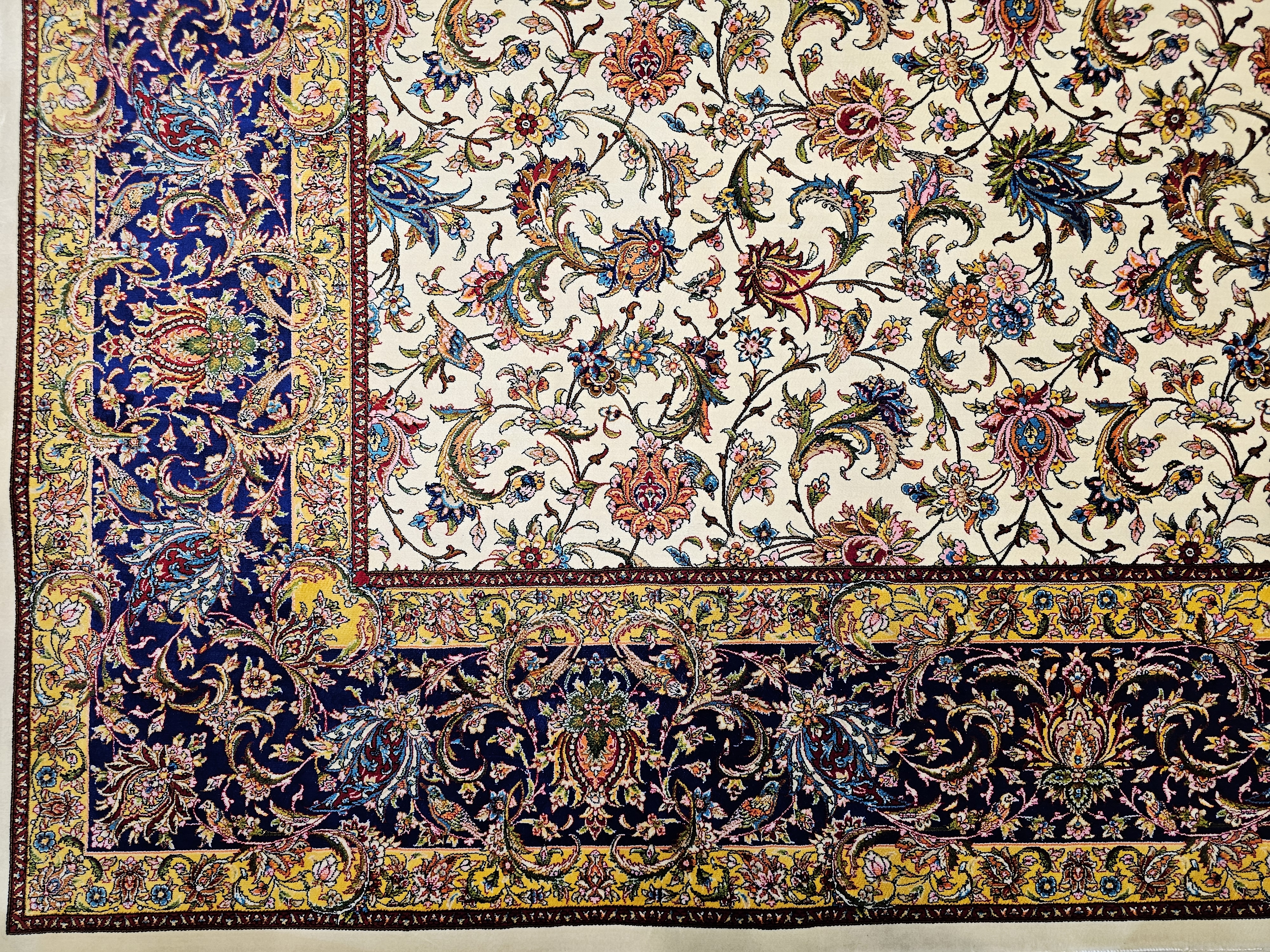 İpek%20Görünümlü%20Makine%20Halısı%20|%20150×225%20cm%20–%20Klasik%20Çiçek%20Desen