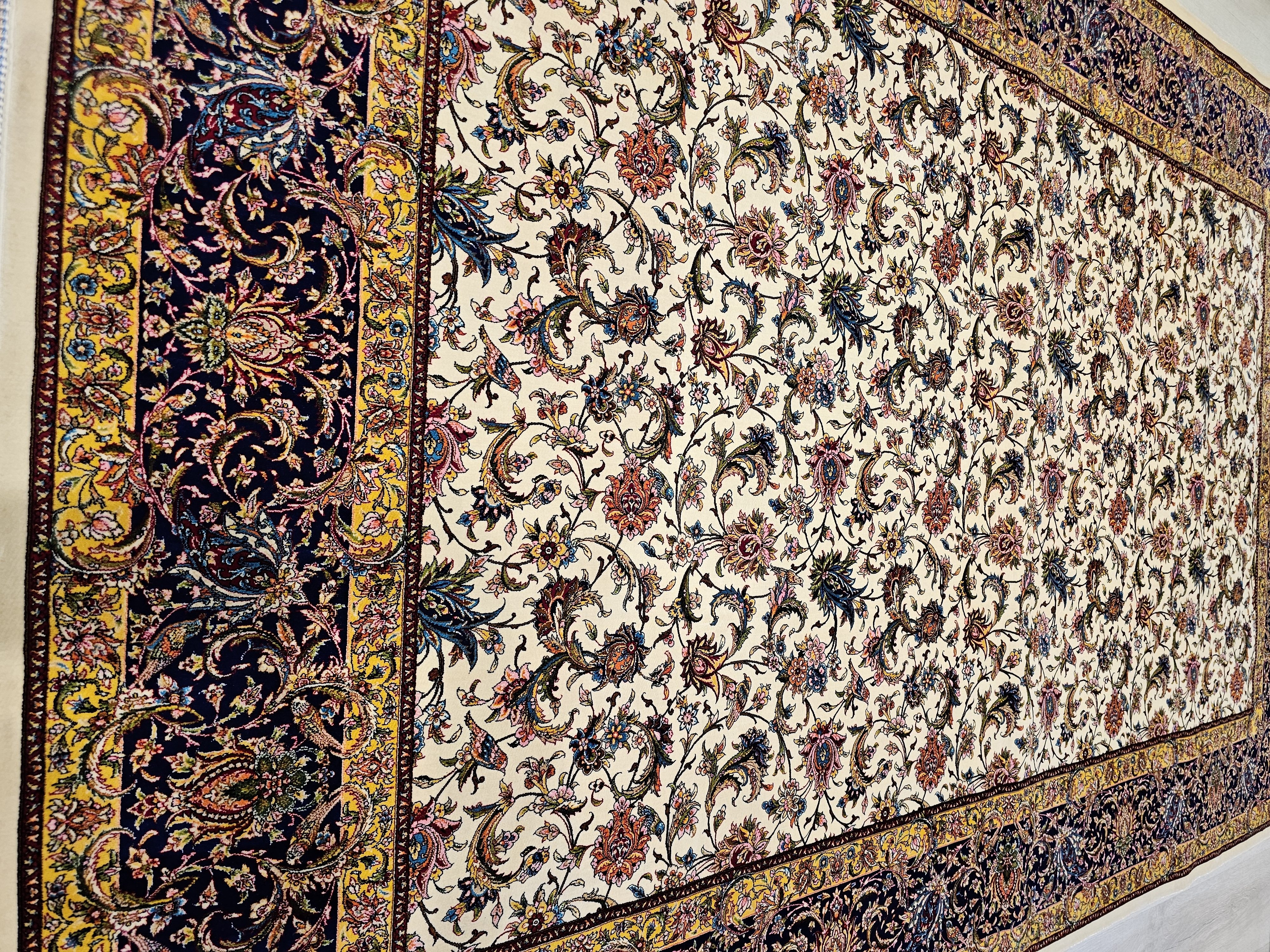 İpek%20Görünümlü%20Makine%20Halısı%20|%20150×225%20cm%20–%20Klasik%20Çiçek%20Desen