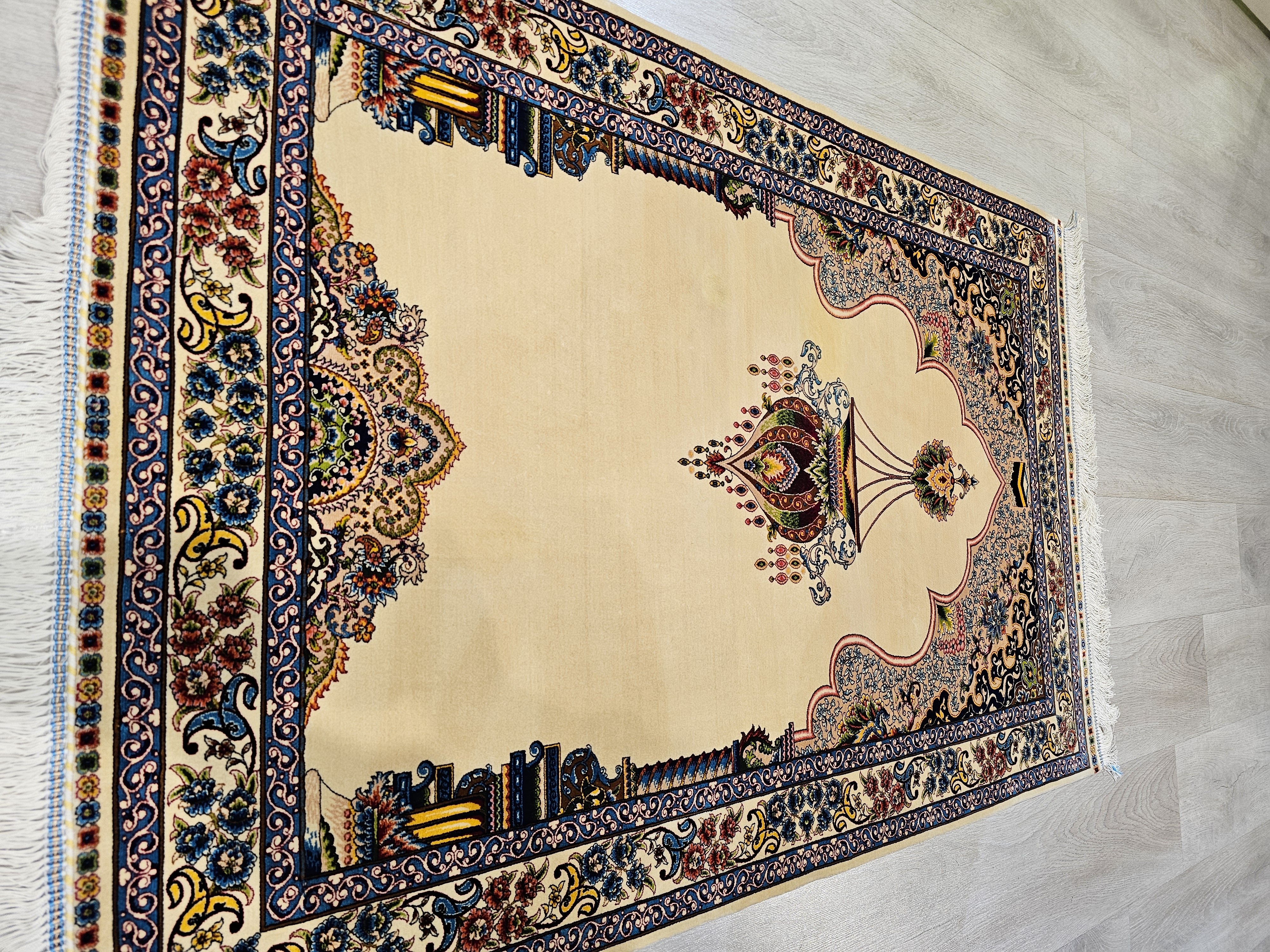 İpek%20Görünümlü%20Makine%20Seccade%20|%2080×120%20cm%20–%20Klasik%20Mihrap%20Desen%20(Açık%20Zemin)