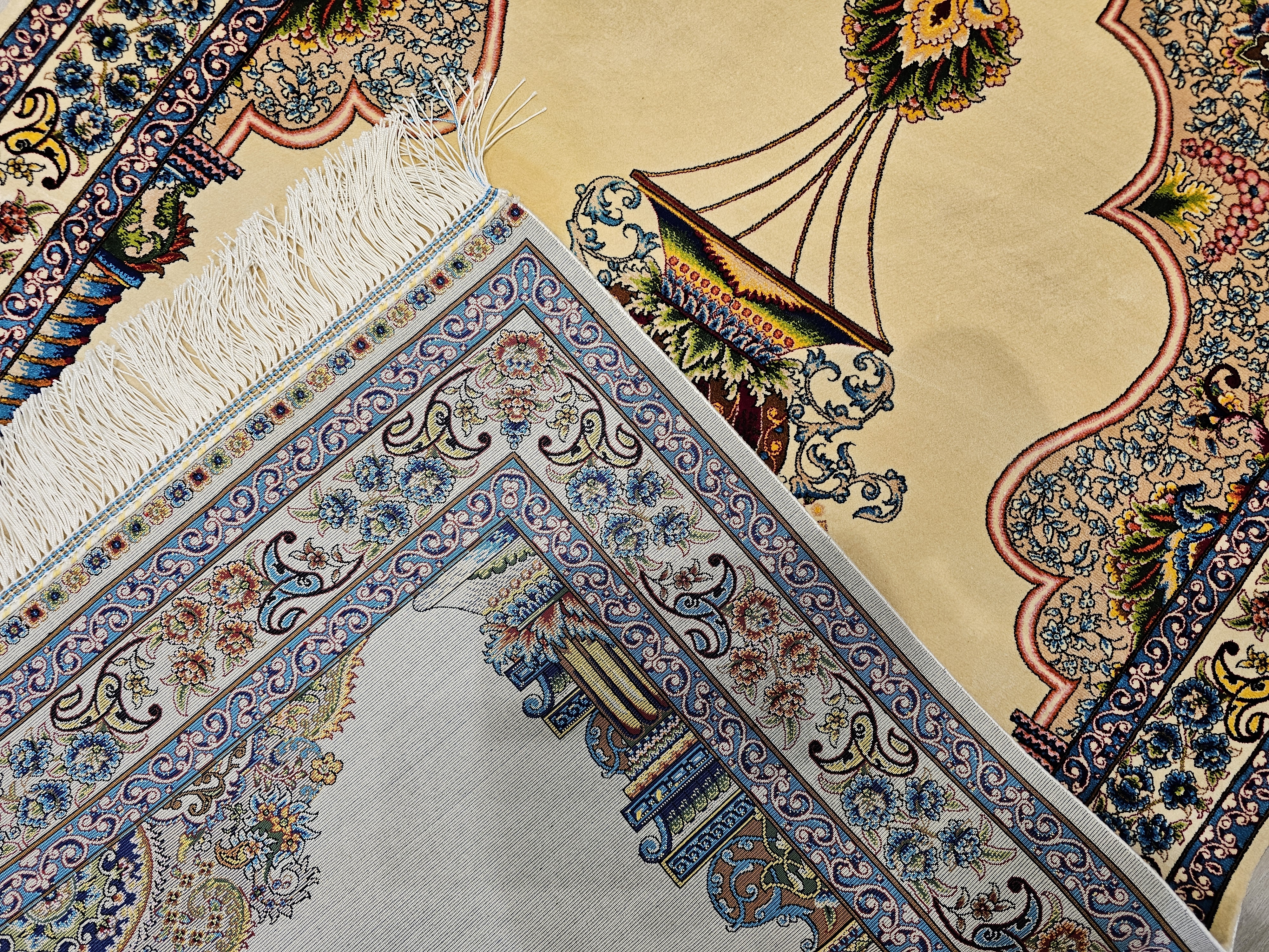 İpek%20Görünümlü%20Makine%20Seccade%20|%2080×120%20cm%20–%20Klasik%20Mihrap%20Desen%20(Açık%20Zemin)