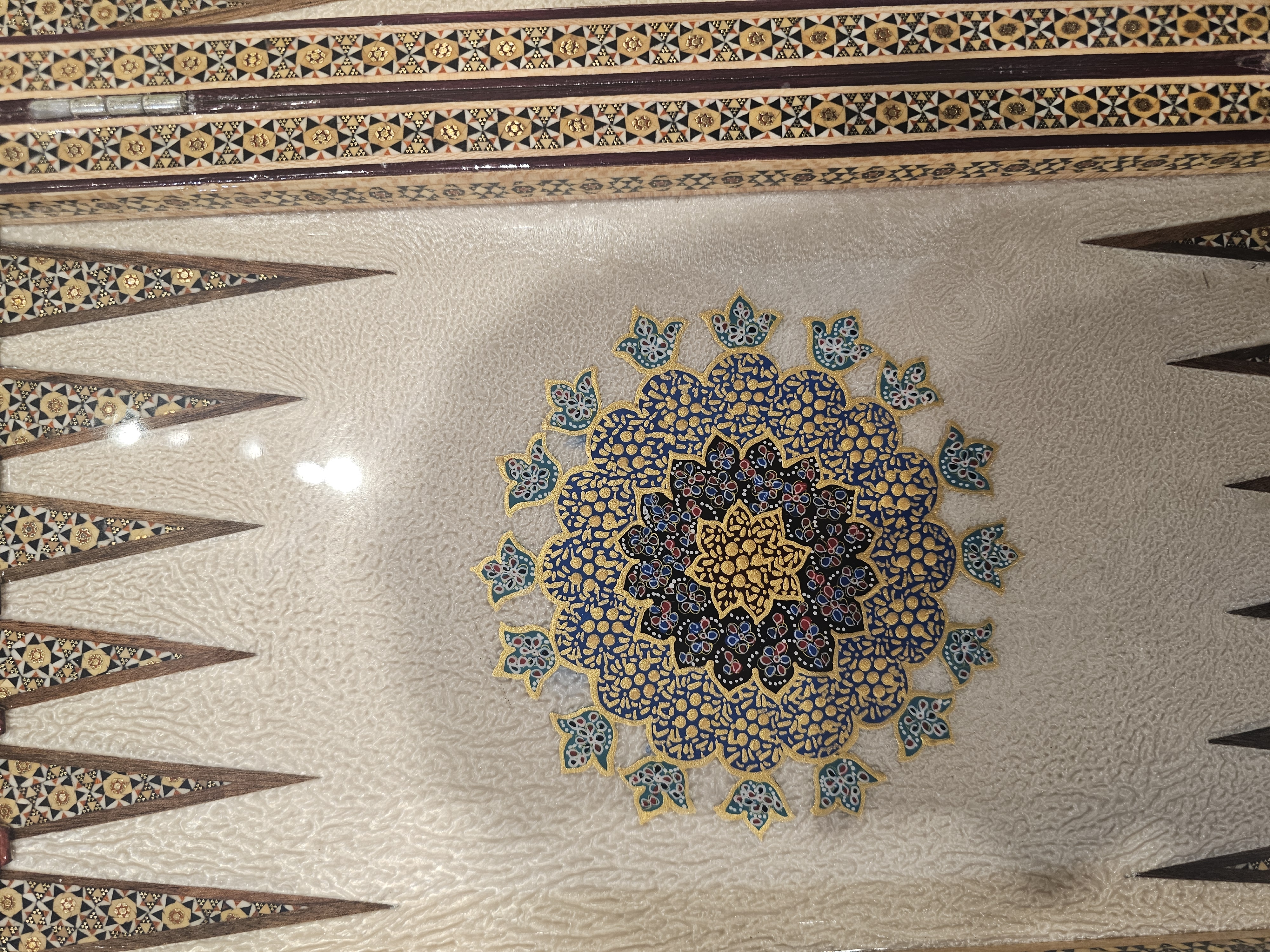 El%20Yapımı%20Hatem%20Sanatı%20Oyun%20Tahtası%20|%2050×50%20cm%20–%20Çift%20Yüzlü%20Satranç%20&%20Tavla