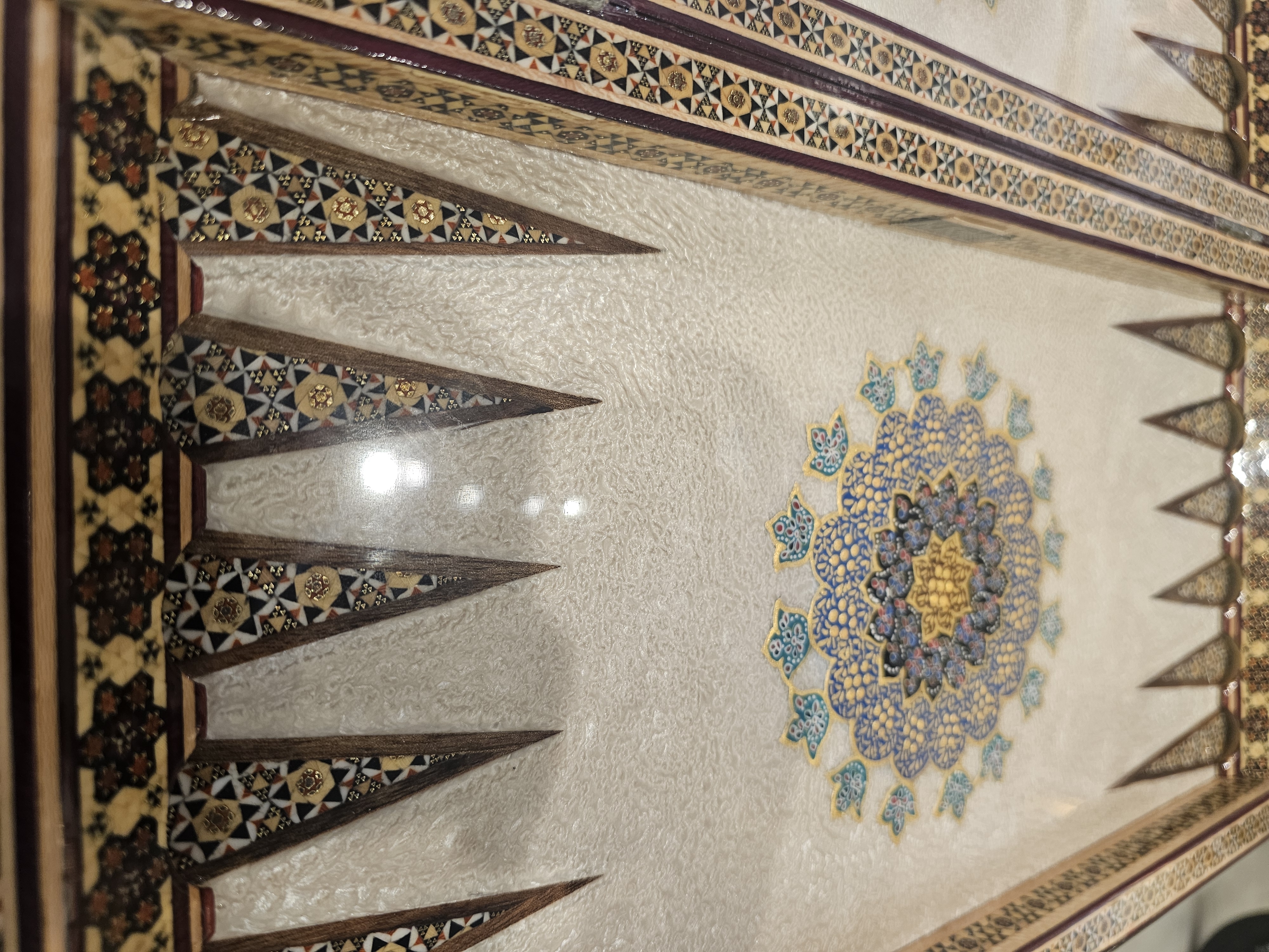 El%20Yapımı%20Hatem%20Sanatı%20Oyun%20Tahtası%20|%2050×50%20cm%20–%20Çift%20Yüzlü%20Satranç%20&%20Tavla