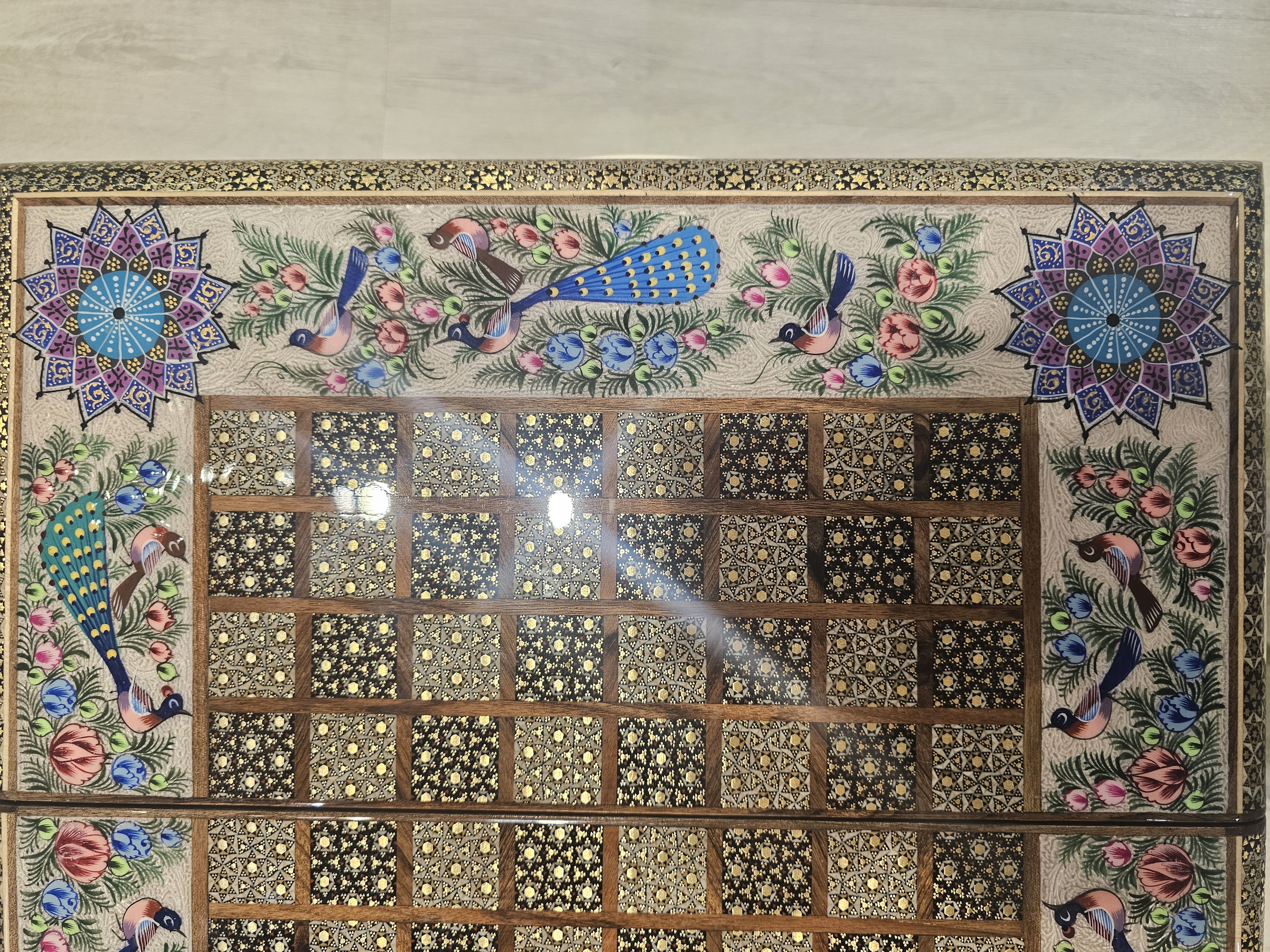 El%20Yapımı%20Hatem%20Sanatı%20Oyun%20Tahtası%20|%2050×50%20cm%20–%20Satranç%20&%20Tavla%20(Tek%20Parça,%20Ön–Arka)