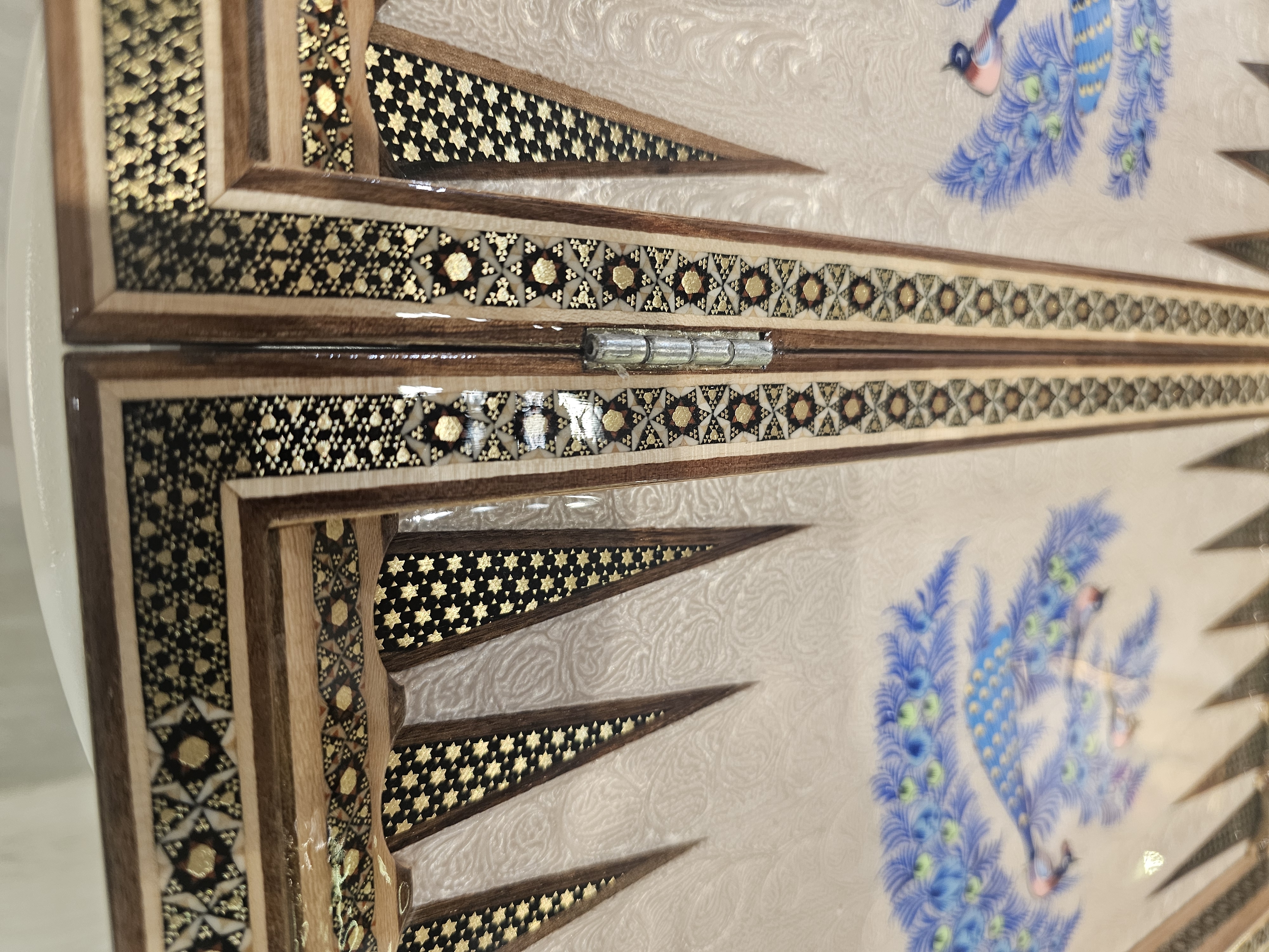 El%20Yapımı%20Hatem%20Sanatı%20Oyun%20Tahtası%20|%2050×50%20cm%20–%20Satranç%20&%20Tavla%20(Tek%20Parça,%20Ön–Arka)