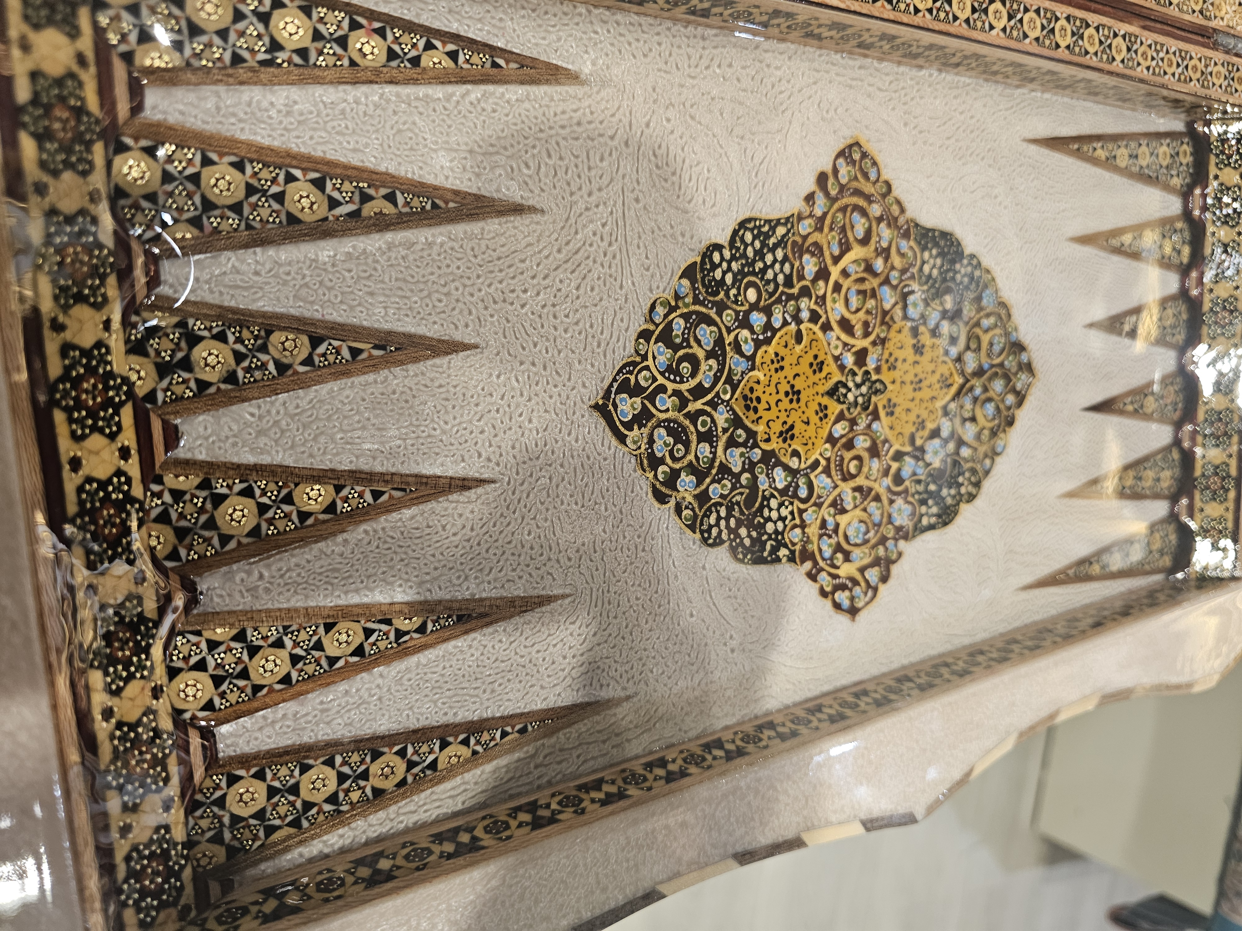 El%20Yapımı%20Hatem%20Sanatı%20Oyun%20Tahtası%20|%2050×50%20cm%20–%20Çift%20Yüzlü%20Satranç%20&%20Tavla