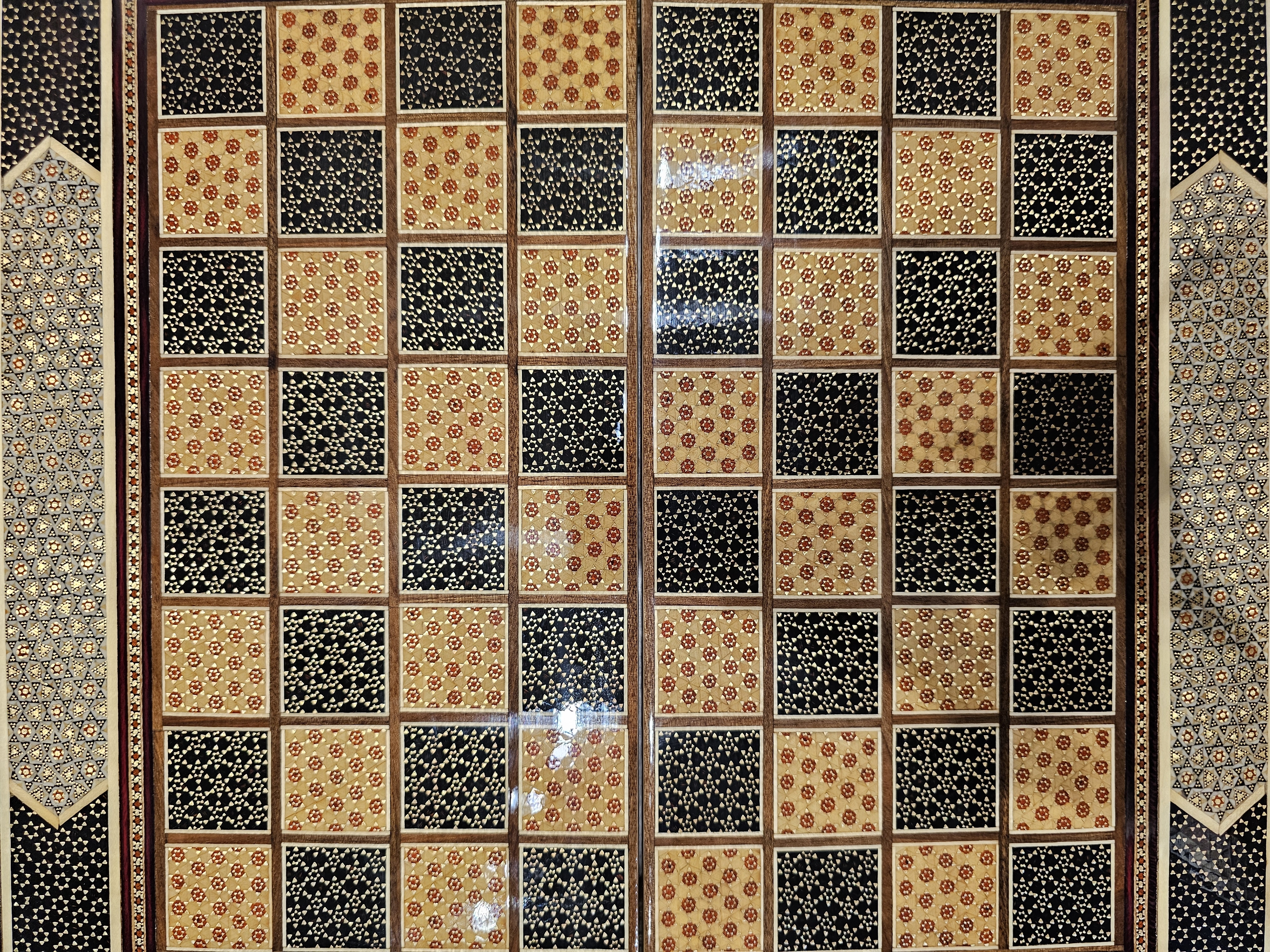 El%20Yapımı%20Hatem%20Sanatı%20Oyun%20Tahtası%20|%2050×50%20cm%20–%20Satranç%20&%20Tavla%20(Çift%20Yüzlü)