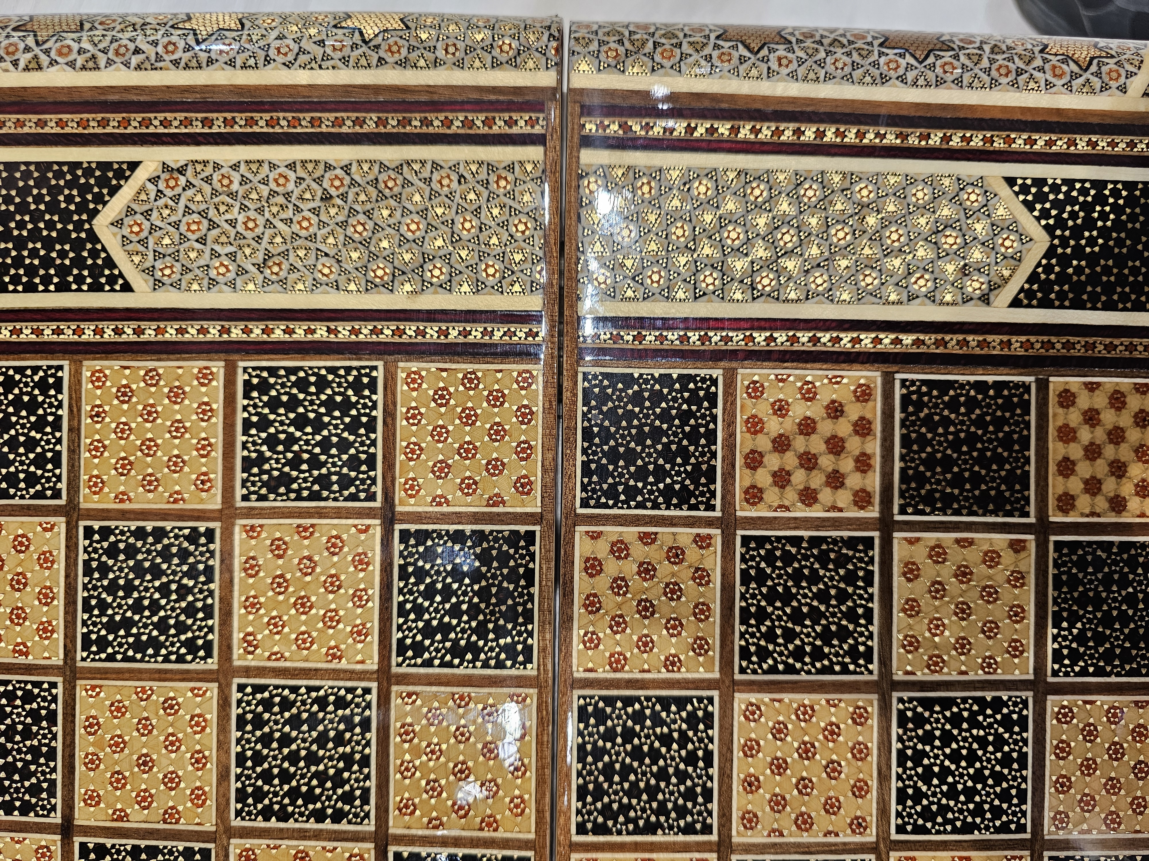 El%20Yapımı%20Hatem%20Sanatı%20Oyun%20Tahtası%20|%2050×50%20cm%20–%20Satranç%20&%20Tavla%20(Çift%20Yüzlü)