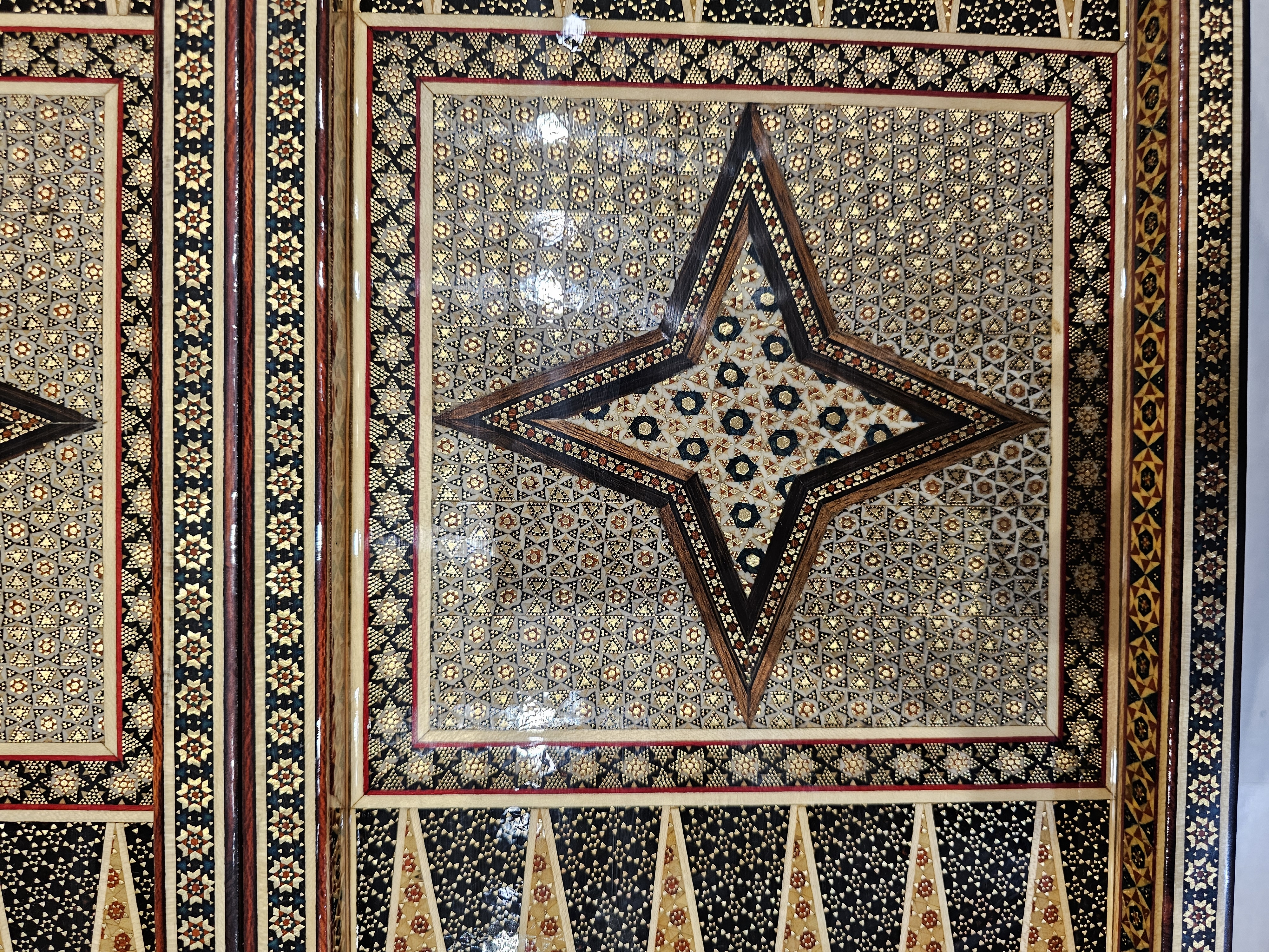 El%20Yapımı%20Hatem%20Sanatı%20Oyun%20Tahtası%20|%2050×50%20cm%20–%20Satranç%20&%20Tavla%20(Çift%20Yüzlü)