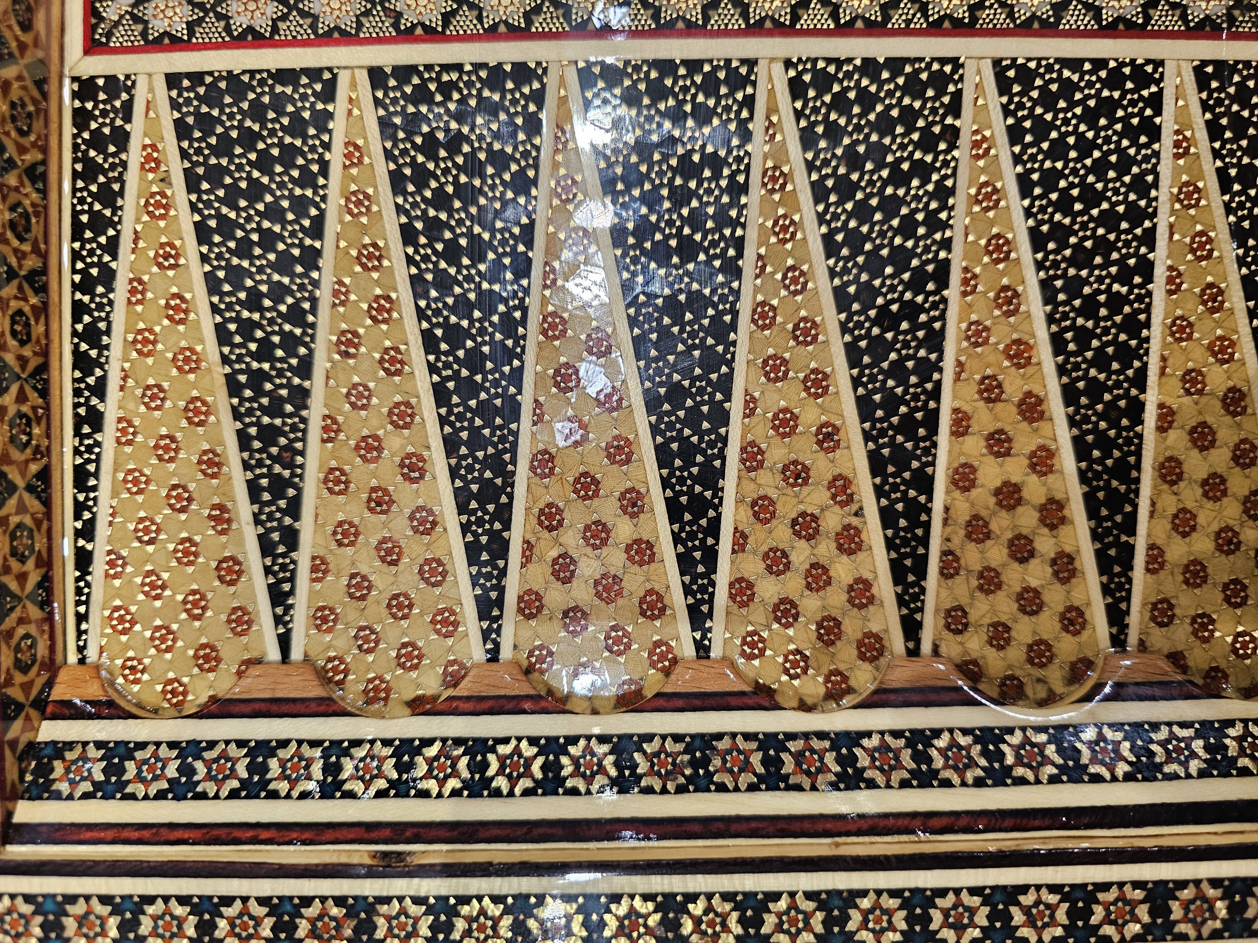 El%20Yapımı%20Hatem%20Sanatı%20Oyun%20Tahtası%20|%2050×50%20cm%20–%20Satranç%20&%20Tavla%20(Çift%20Yüzlü)