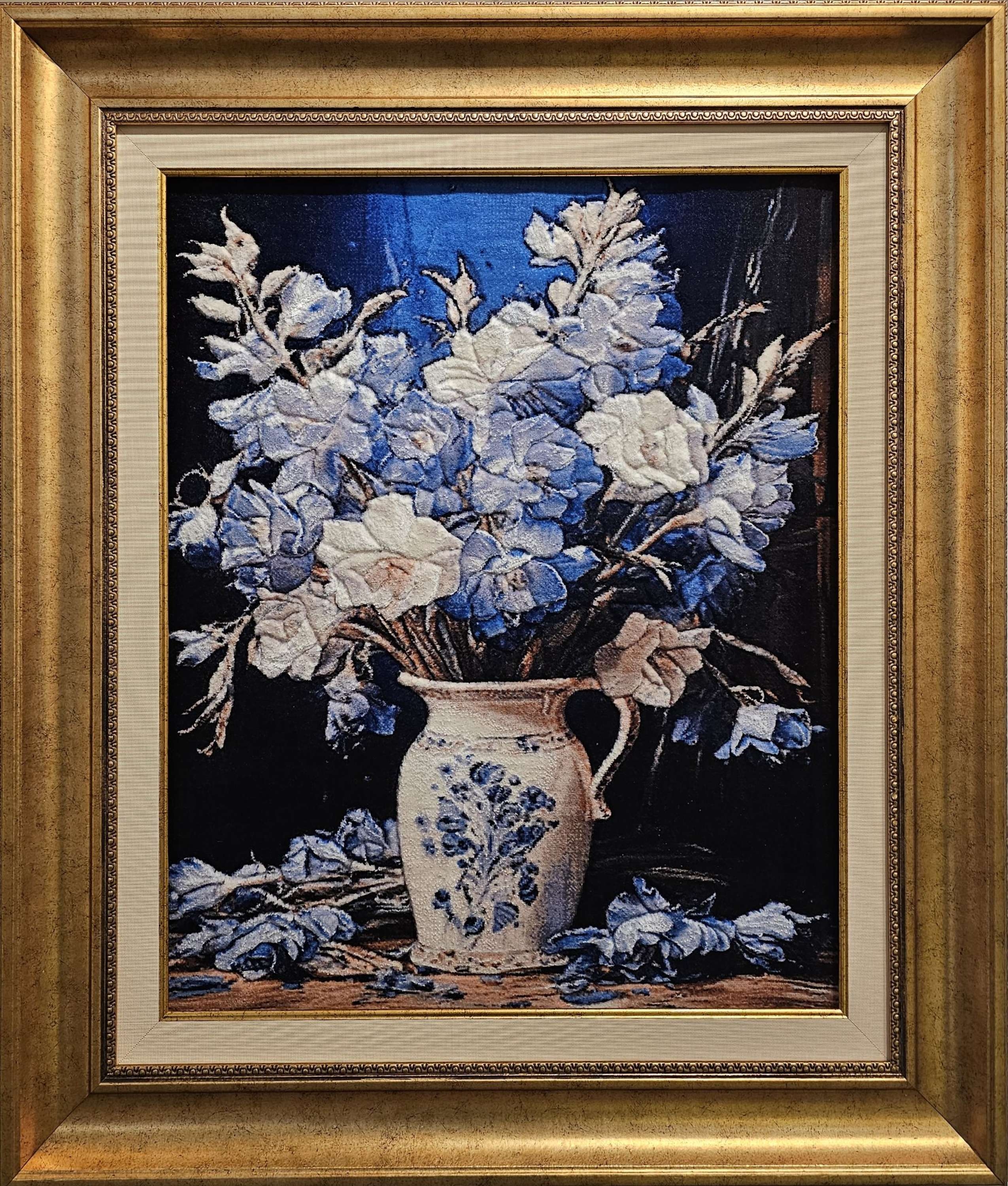 Vazolı%20Beyaz%20Mavi%20Çiçekler%20İran%20El%20Dokuma%20Tablo%20Halısı%20–%2055×65%20cm