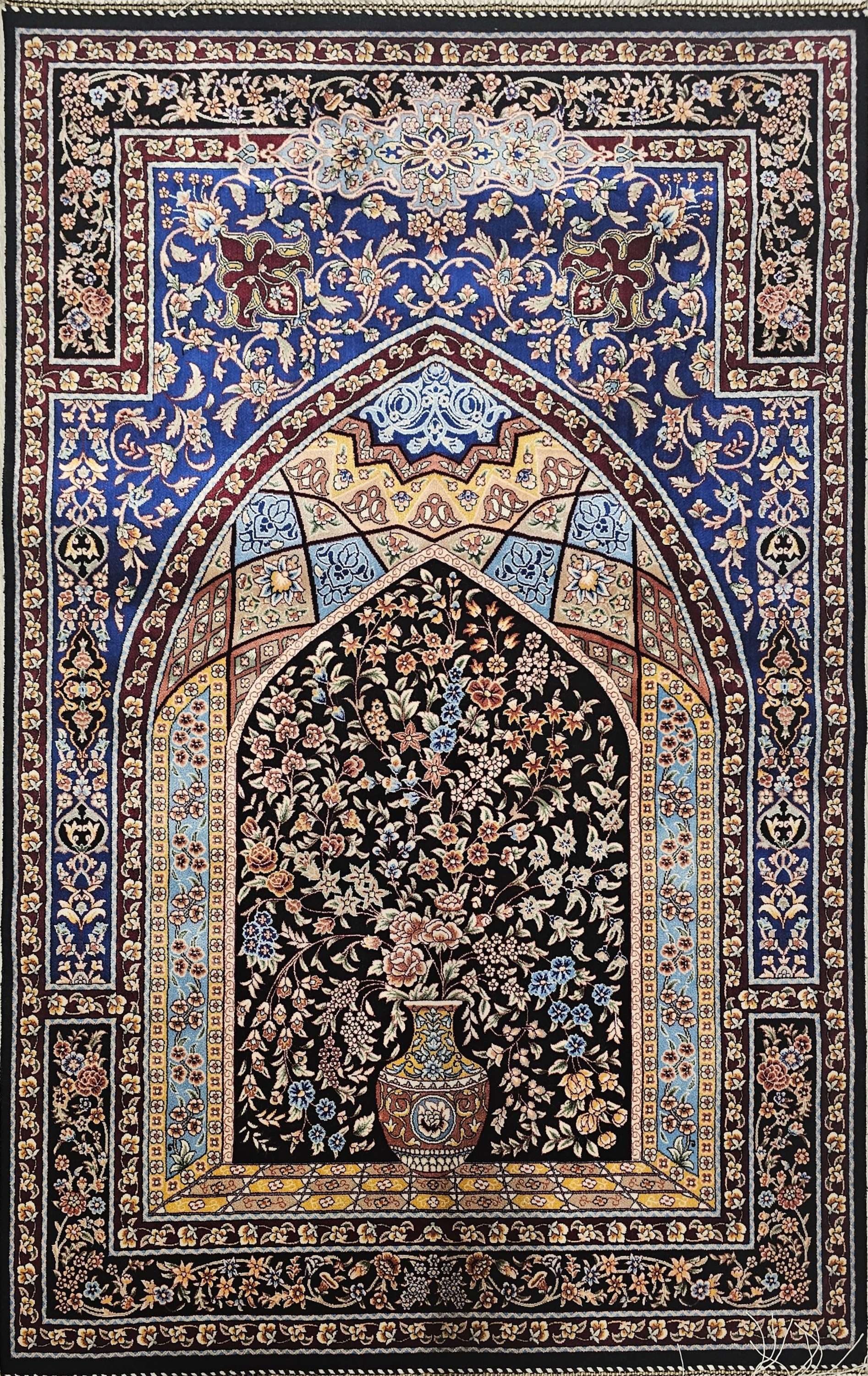 Makina%20İpek%20Seccade%20–%20Mihrab%20ve%20Vazo%20Desenli%20–%2080×120%20cm