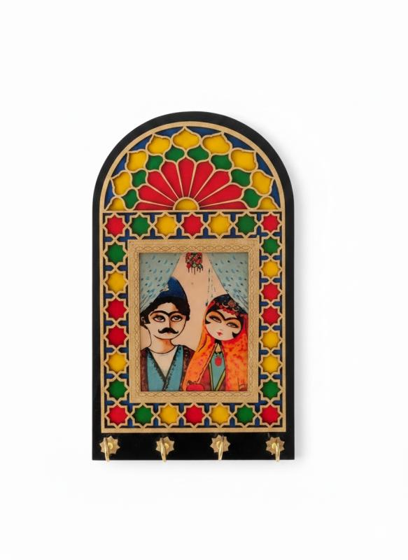 El Yapımı Dekoratif Duvar Anahtarlık | 15×25 cm – Geleneksel Çift Figürlü Tasarım (Vitray Motif)