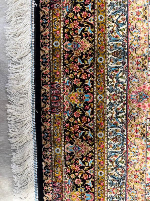 Iranian Machine-Made Silk Carpet – Oval Medallion Classic Design (120×180 cm)