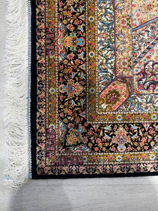 Iranian Machine-Made Silk Carpet – Oval Medallion Classic Design (120×180 cm)