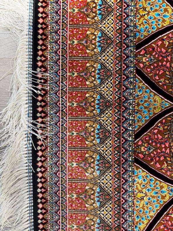 Iranian Machine-Made Silk Carpet – Radiant Sunburst Medallion (120×180 cm)
