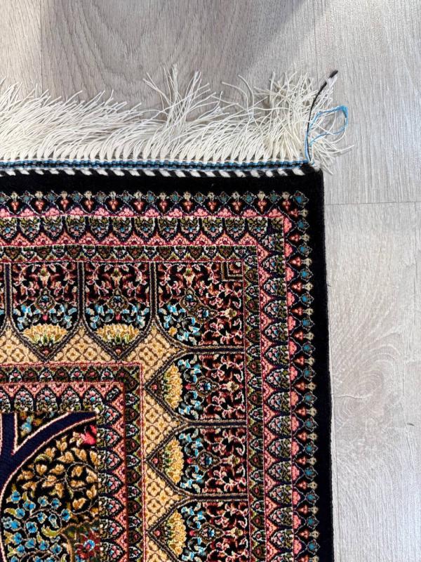 Iranian Machine-Made Silk Carpet – Floral Medallion Design (120×180 cm)