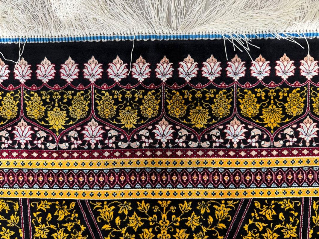 Iranian Machine-Made Silk Carpet – Geometric Star Design (120×180 cm)