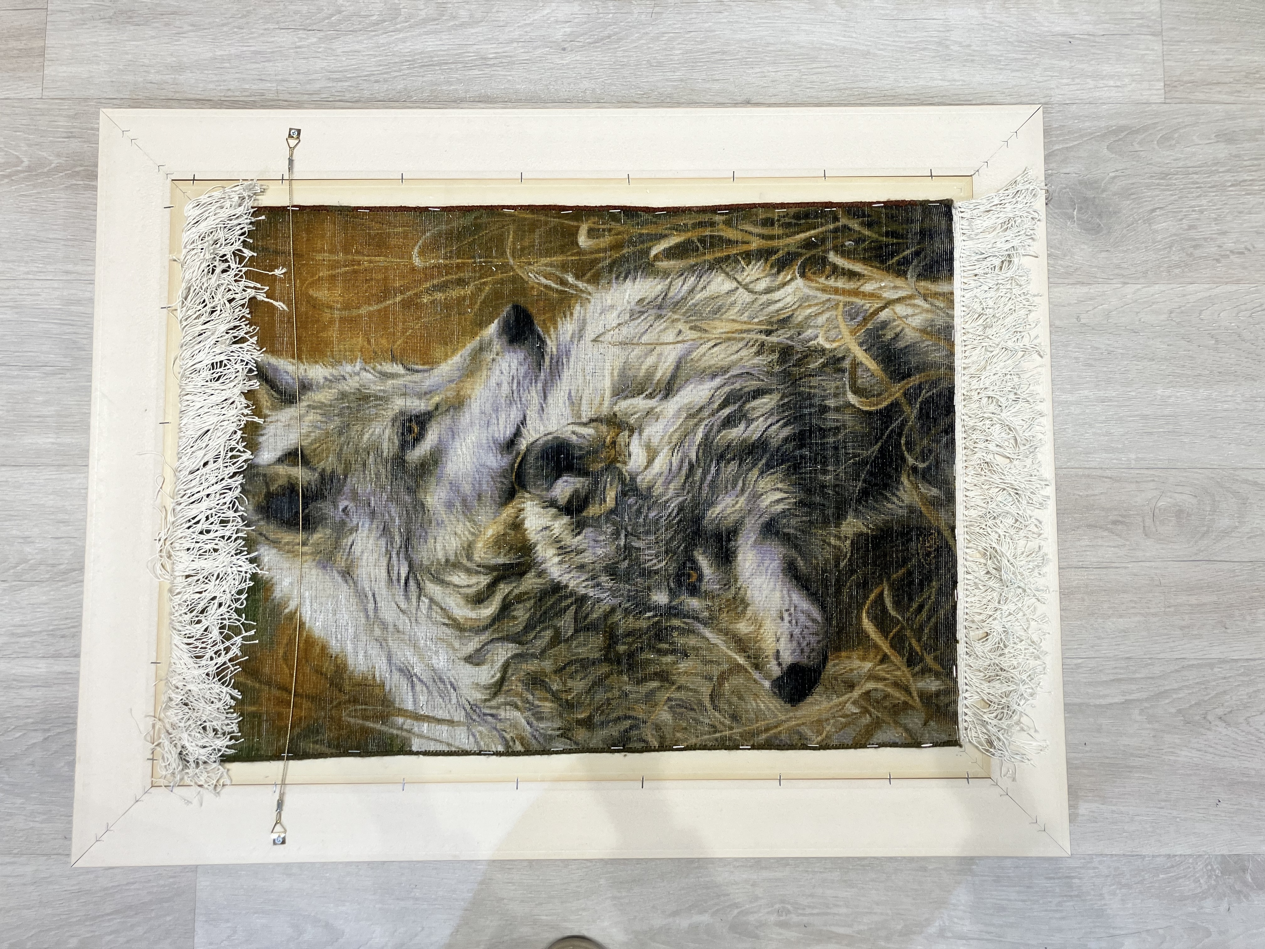 İran%20El%20Dokuma%20Kurt%20Figürlü%20Tablo%20Halı%20–%2055×77%20cm