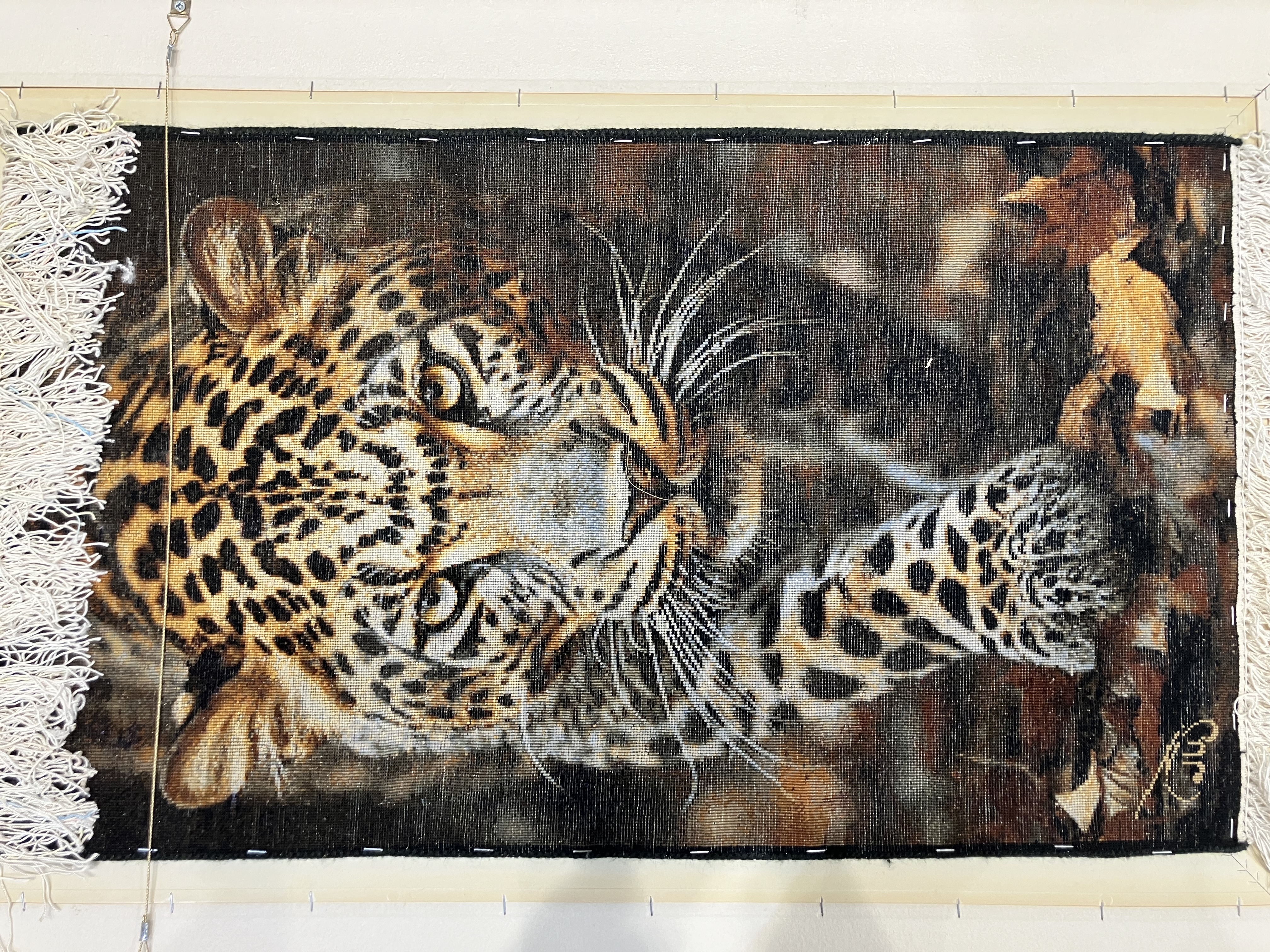 İran%20El%20Dokuma%20Leopar%20Avcısı%20Figürlü%20Tablo%20Halı%20–%2044×76%20cm