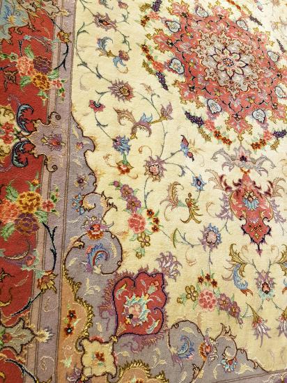 Iran’s Hand Woven Tabriz Carpet  Size: ( 200 x 300 cm)