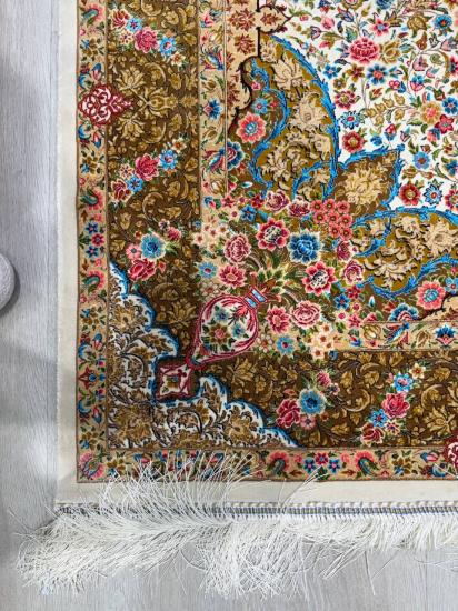 Çiçekli Medalyon Desenli İran İpek Halı