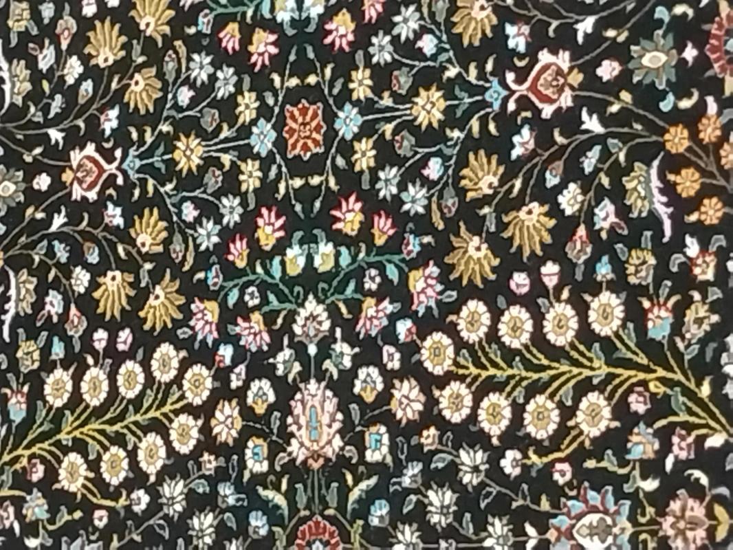  Machine Made Carpet Size: (300 x 85) cm