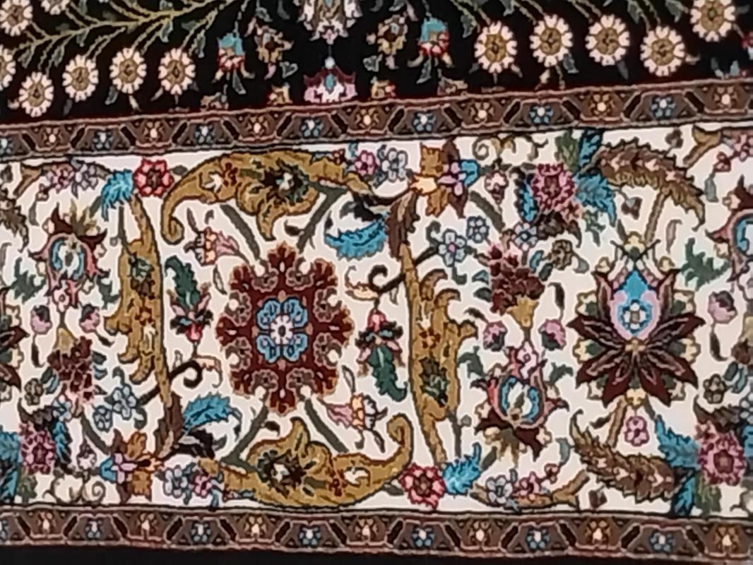  Machine Made Carpet Size: (300 x 85) cm