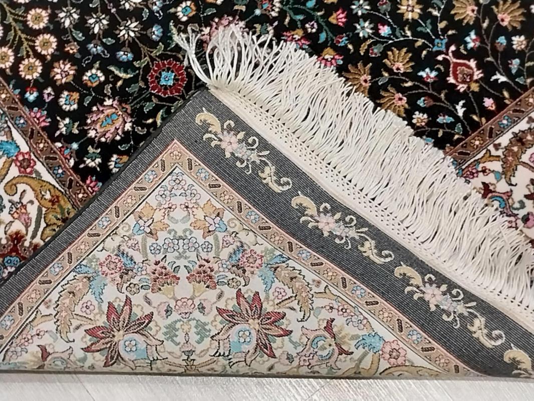  Machine Made Carpet Size: (300 x 85) cm