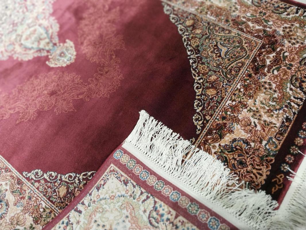  Machine Made Carpet Size: (85 x 300) cm