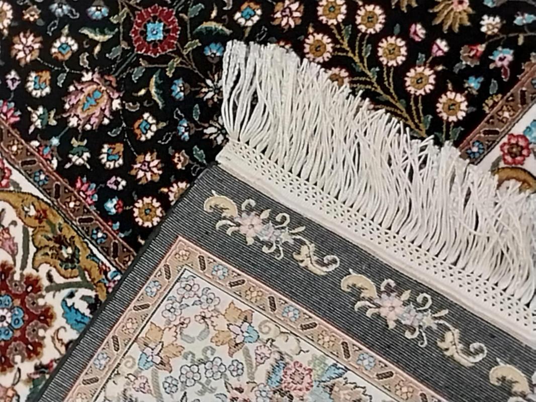  Machine Made Carpet Size: (87 x 300) cm